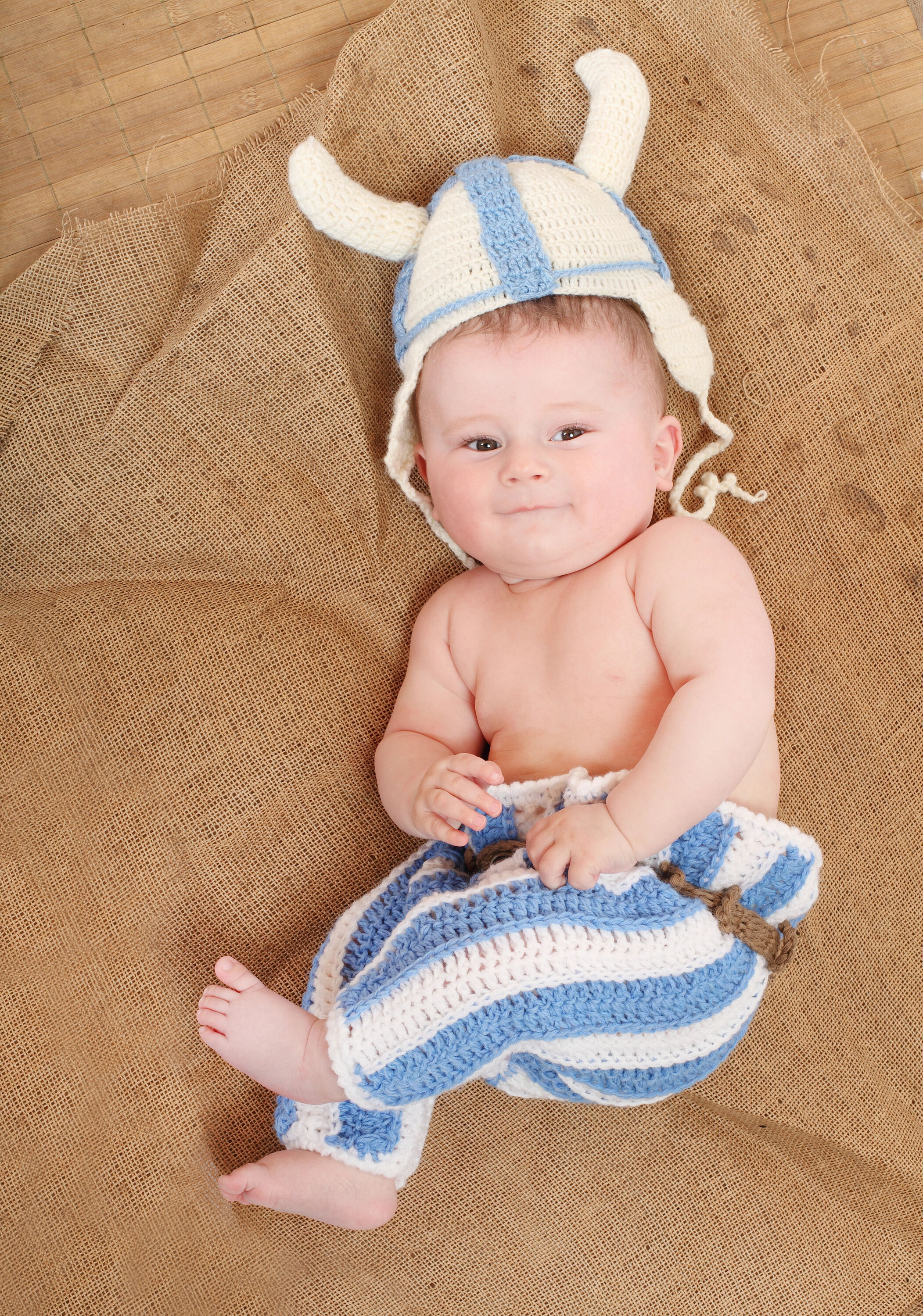 Een baby verkleedt als Viking