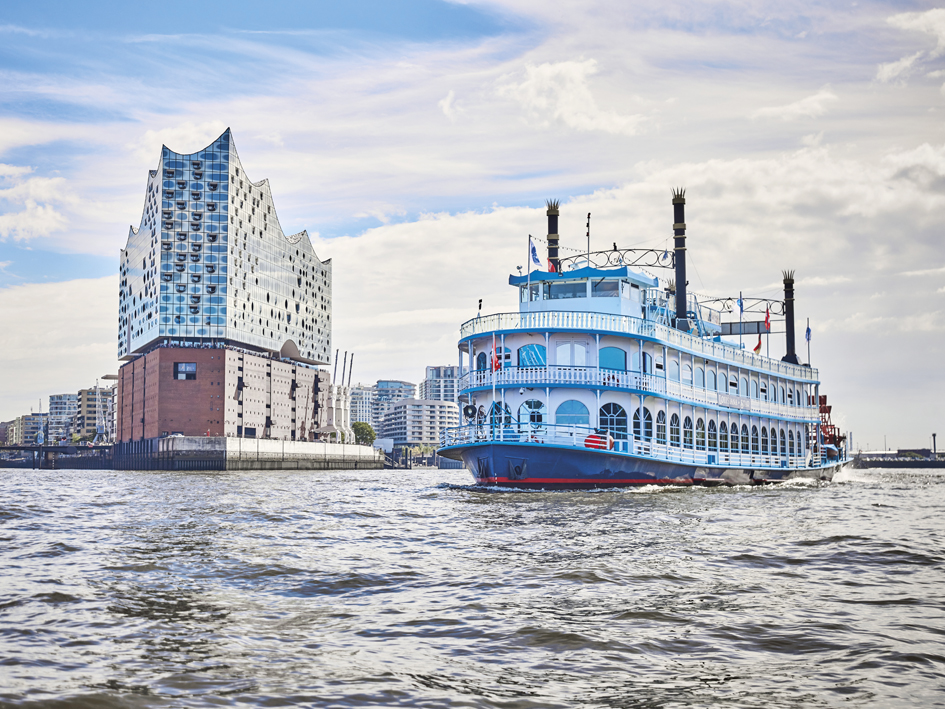 De radarboot Louisiana Star voor de Elbphilharmonie