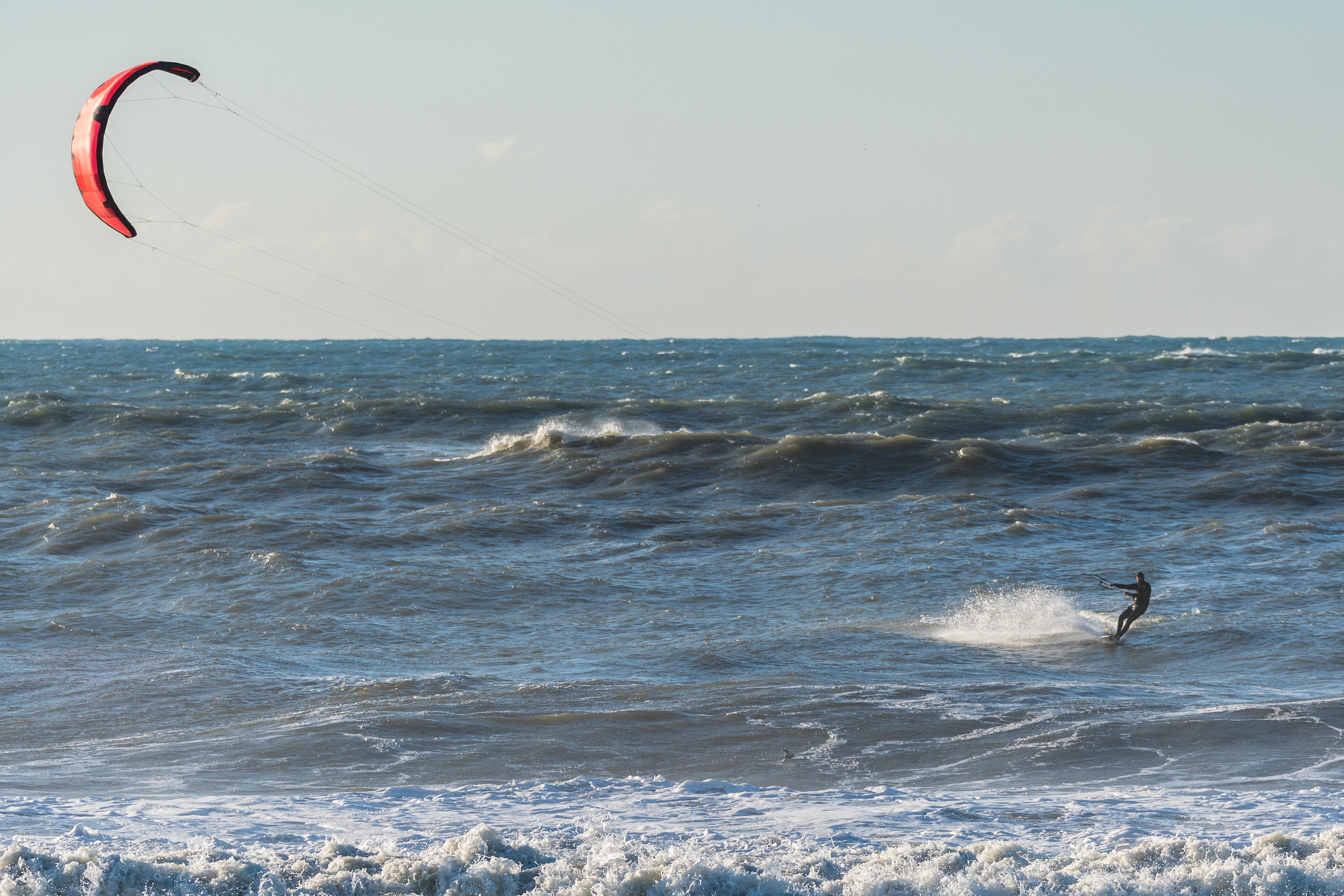 Kitesurfen op een zonnige dag