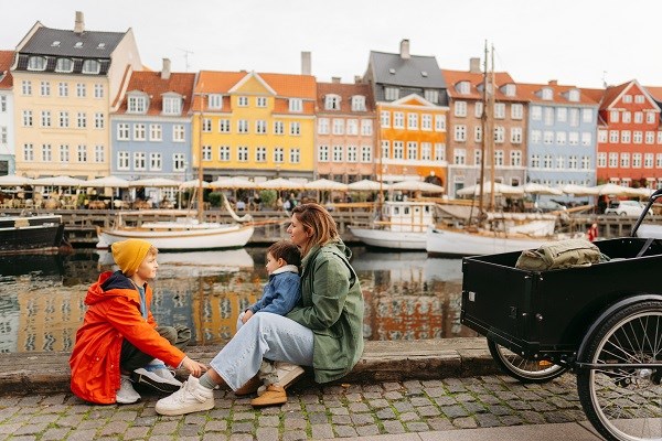 Moeder met twee kinderen aan de kade van Nyhavn in Kopenhagen © VisitDenmark