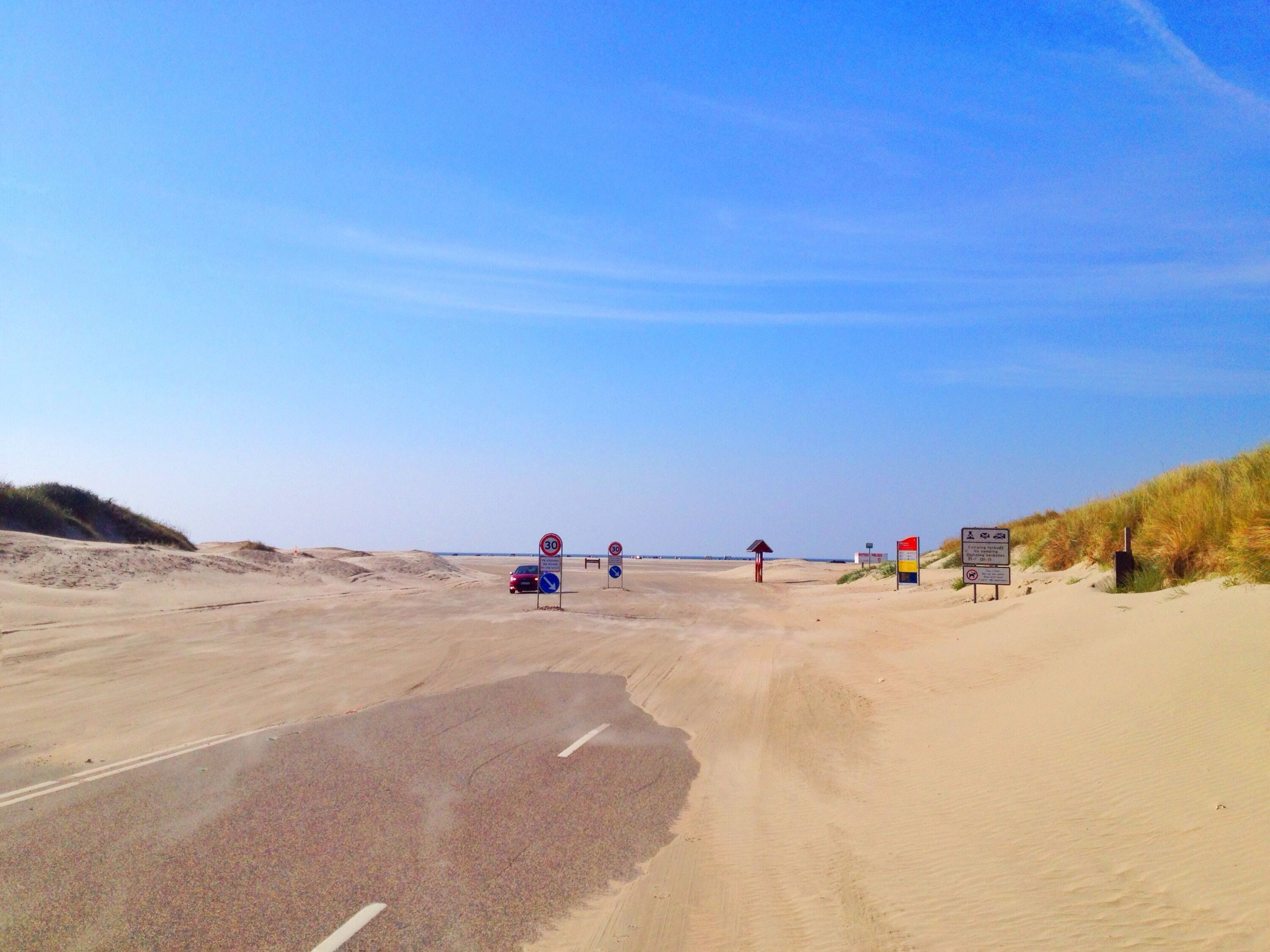 De weg gaat het strand op bij Lakolk op Rømø