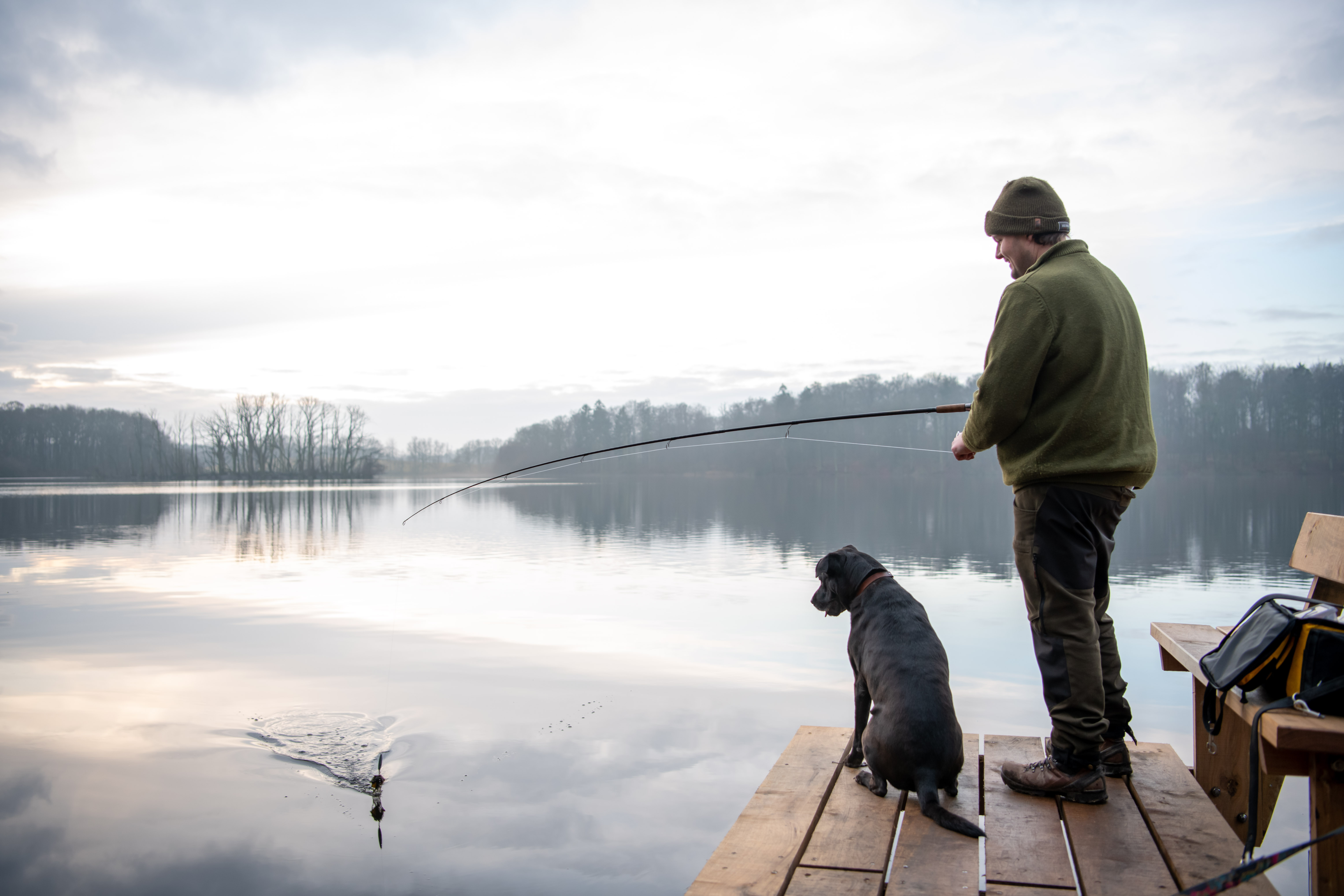 De hond kan ook mee vissen