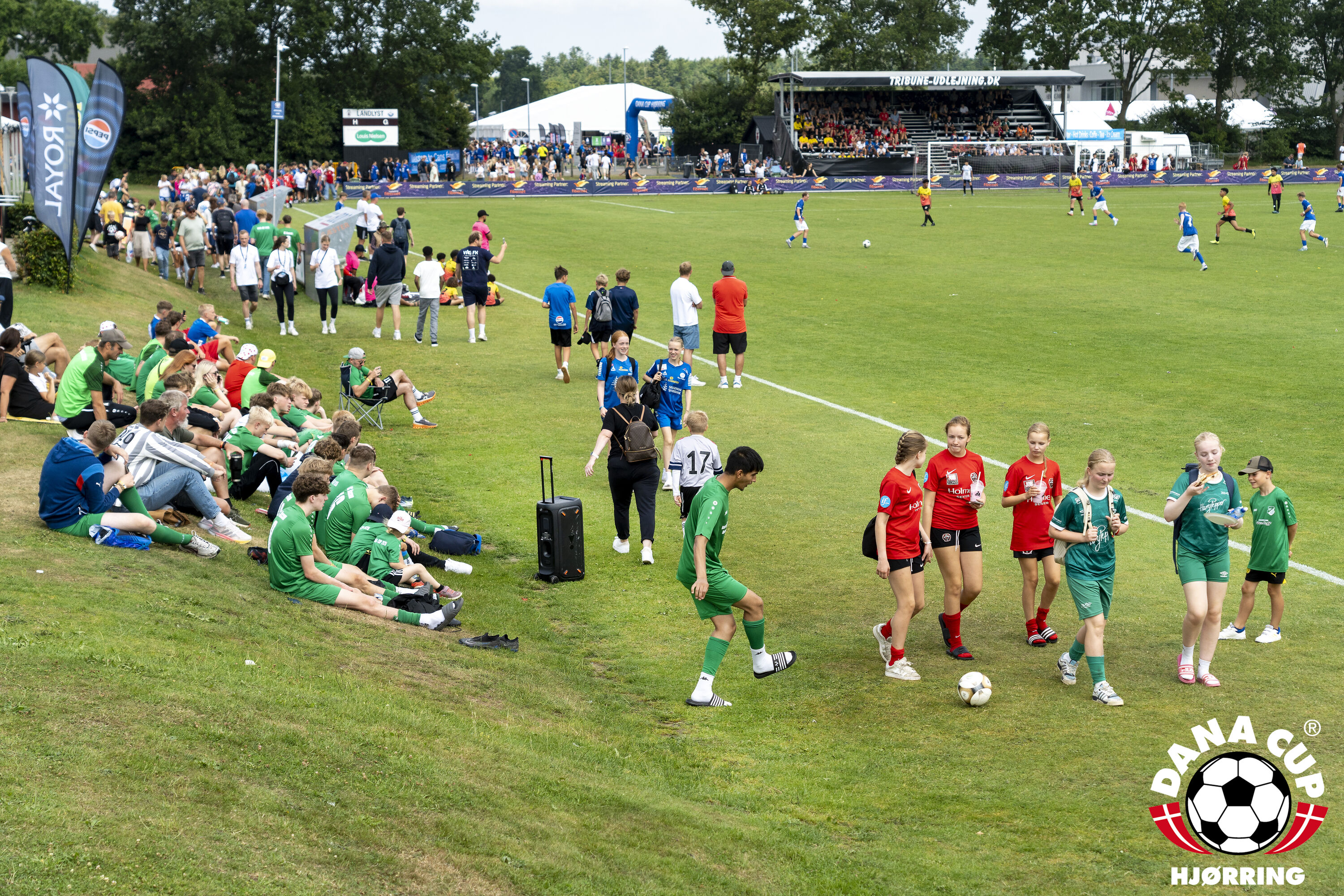 Overal voetballers en voetbalsters langs en binnen de lijnen