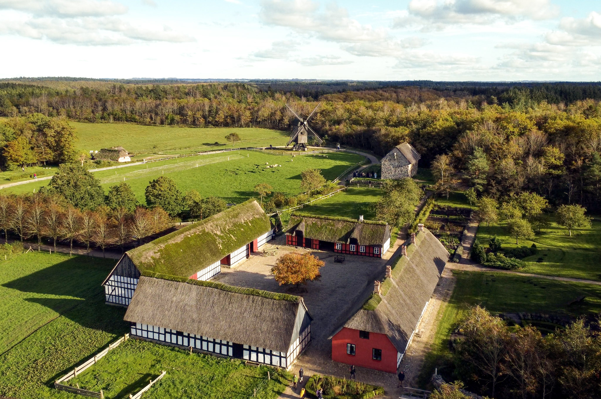 Overzichtsfoto van het dorp bij Hjerl Hede © De Kulturhistoriske Museer i Holstebro / Frilandsmuseet Hjerl Hede