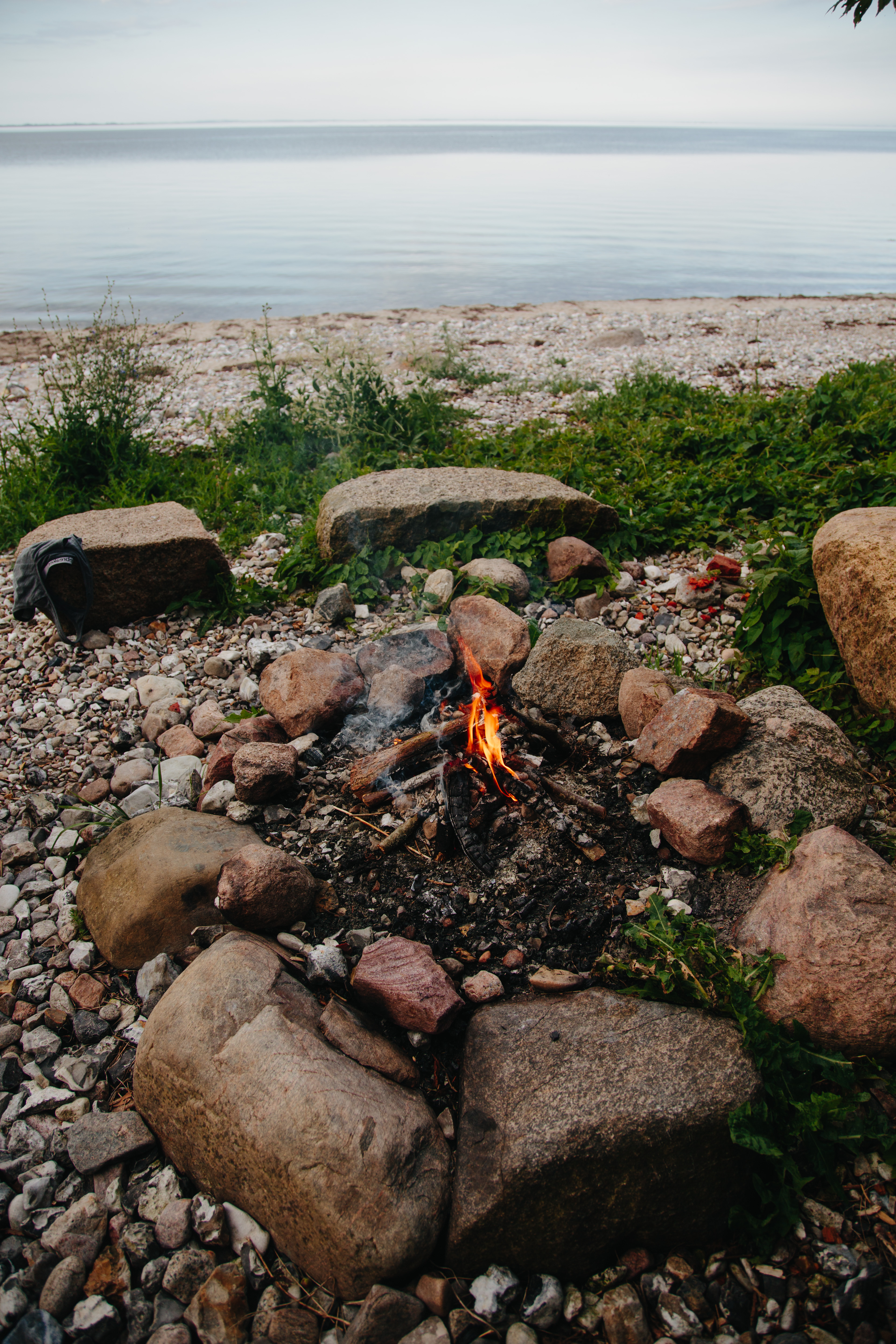 Vuurtje stoken op het strand van Søby op Ærø ©Michael Fiukowski and Sarah Moritz