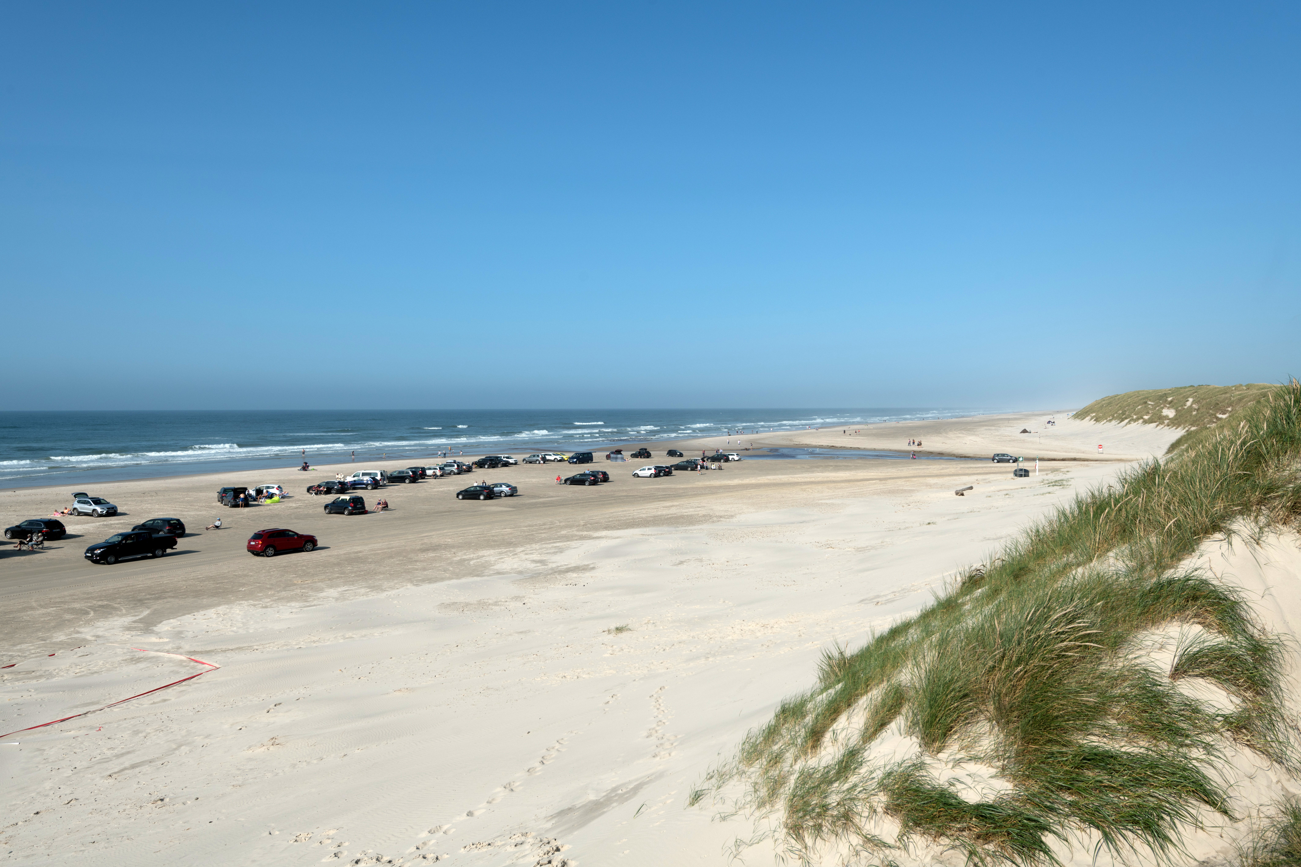 Auto's op het brede strand van Vejers