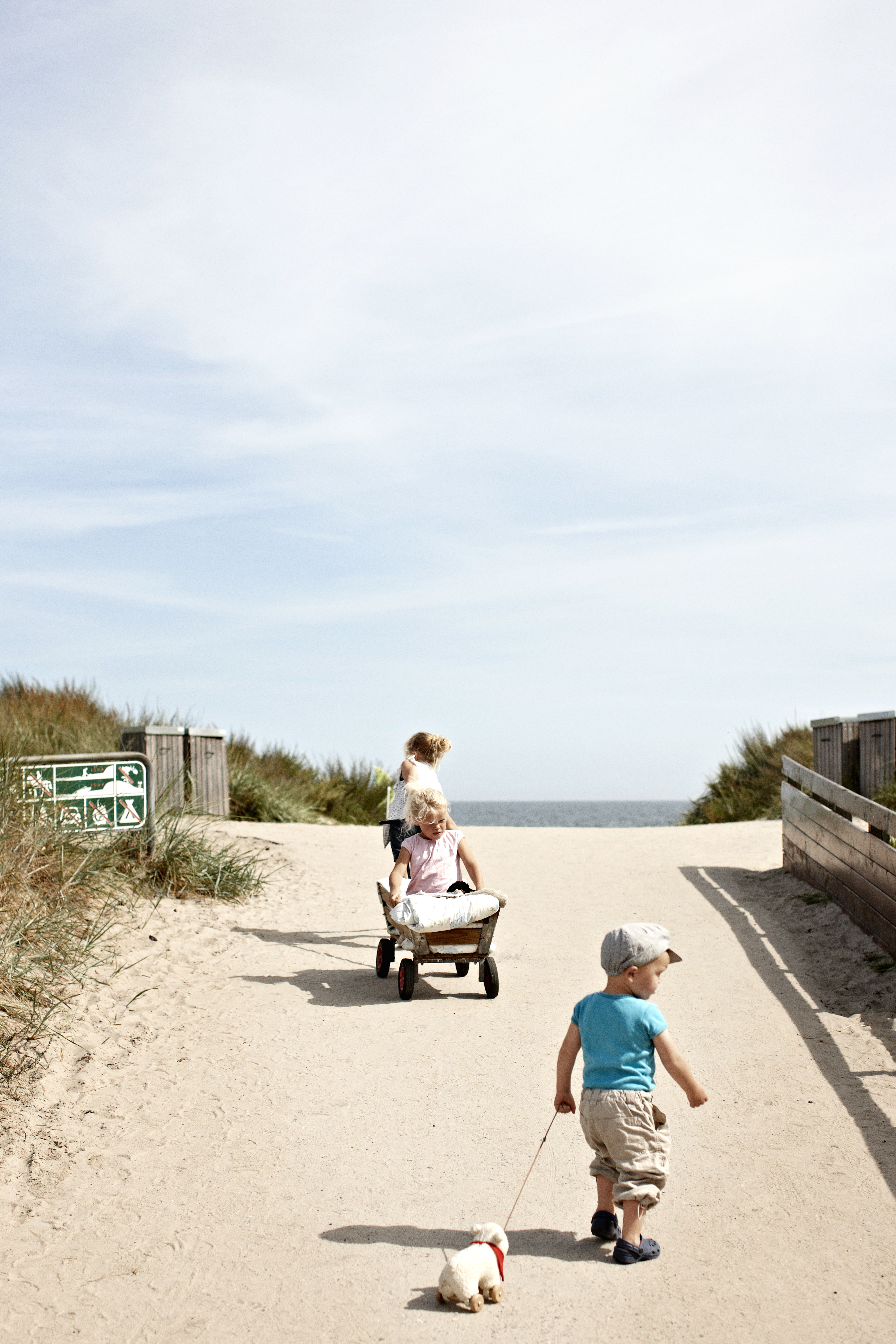 Kinderen op weg naar het strand van Marielyst © Niclas Jessen
