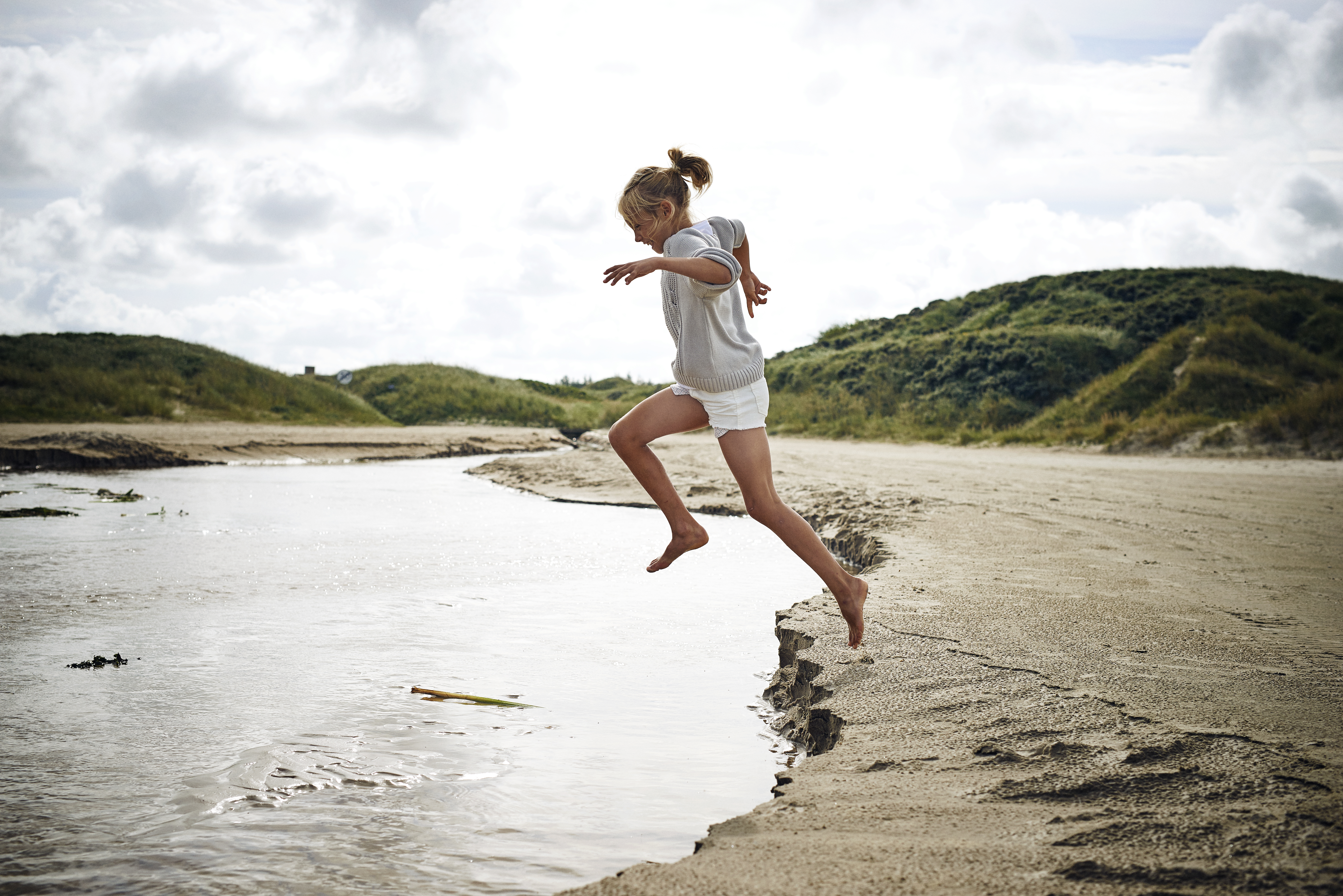 Een meisje op het strand in het noorden van Jutland © Niclas Jessen