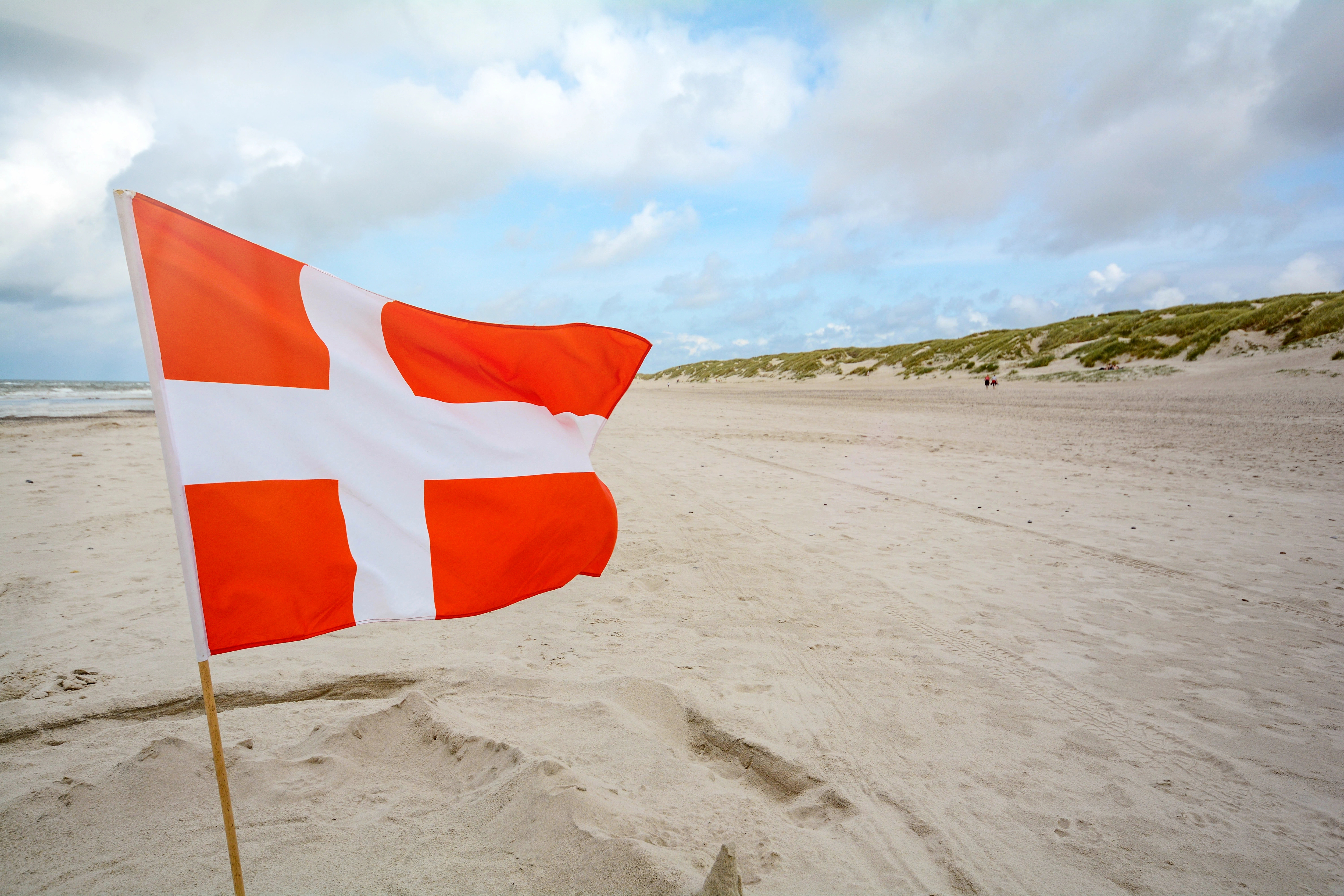 Een Deense vlag op het strand