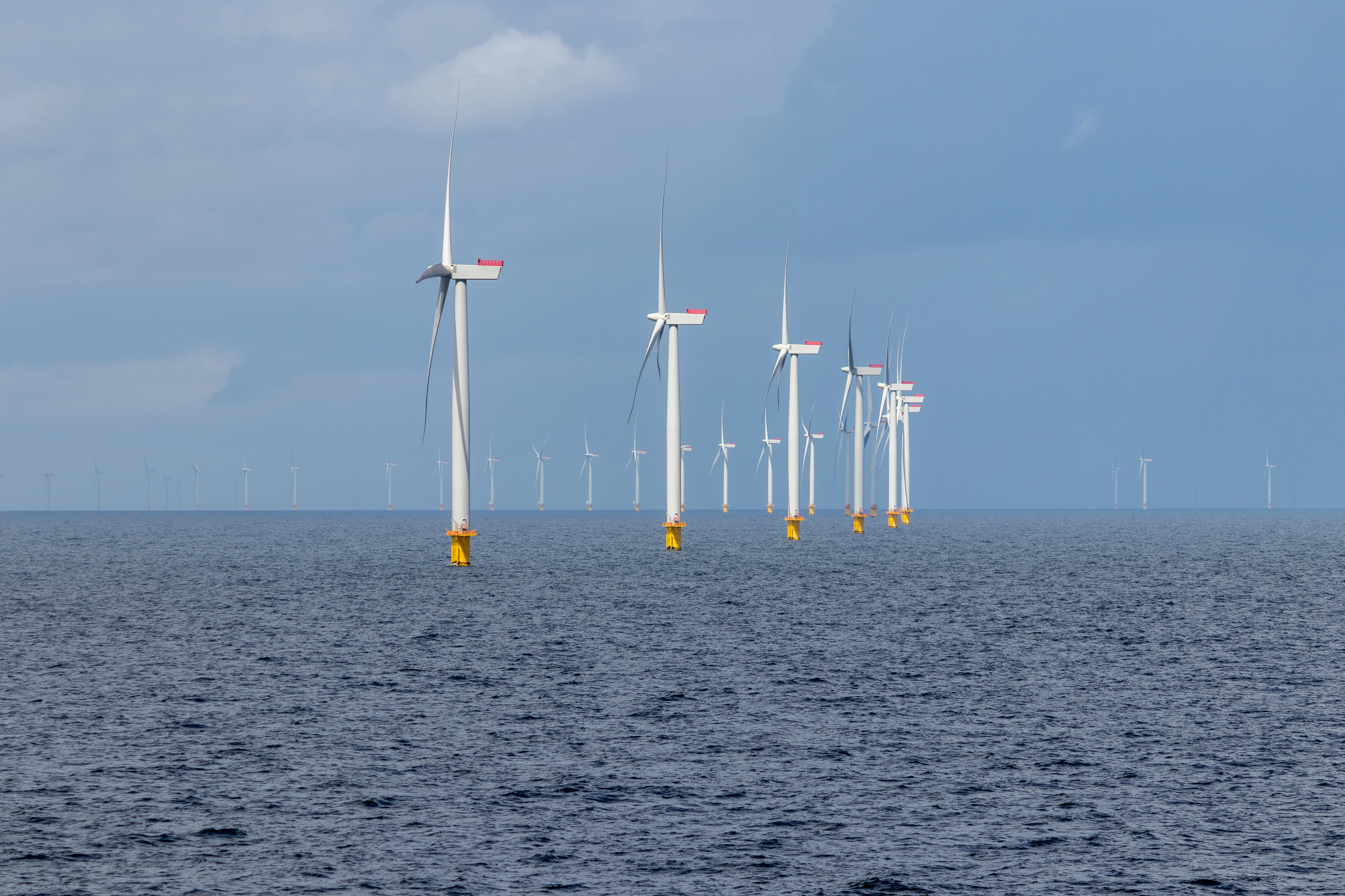 Windmolens in het Kattegat voor de kust van Hou