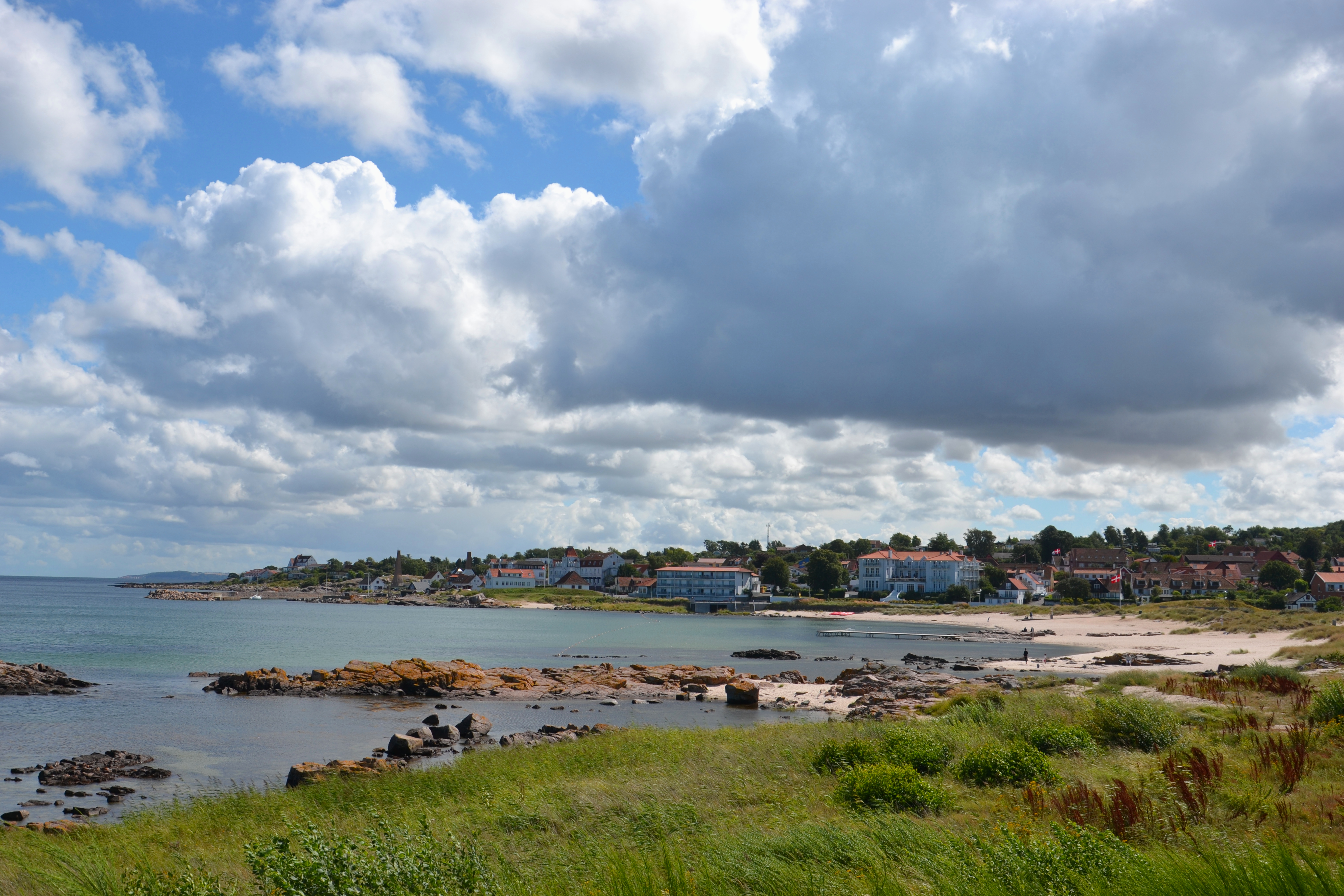 De haven en kust van Allinge-Sandvig op het eiland Bornholm 