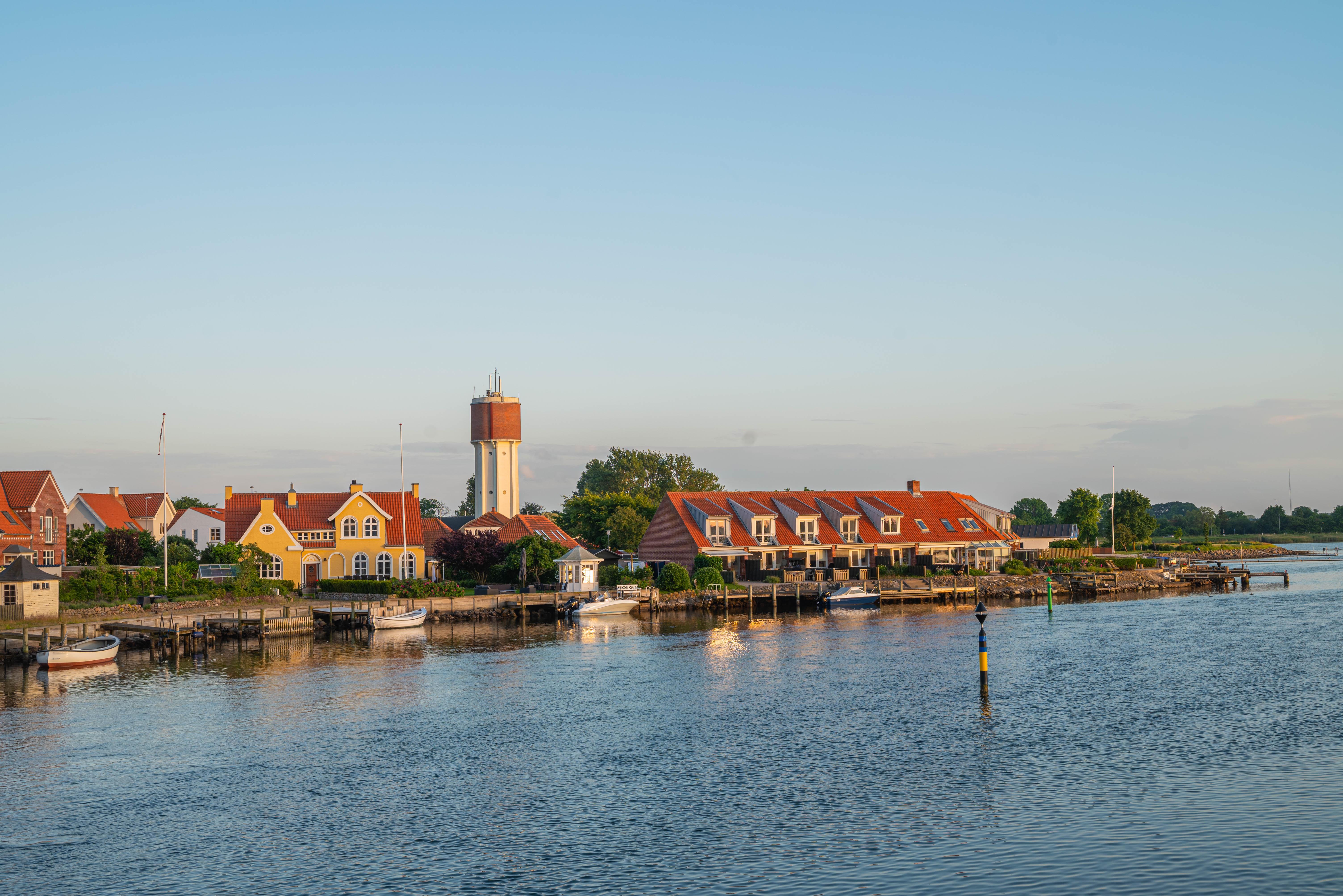 Het dorp Kerteminde aan het water 