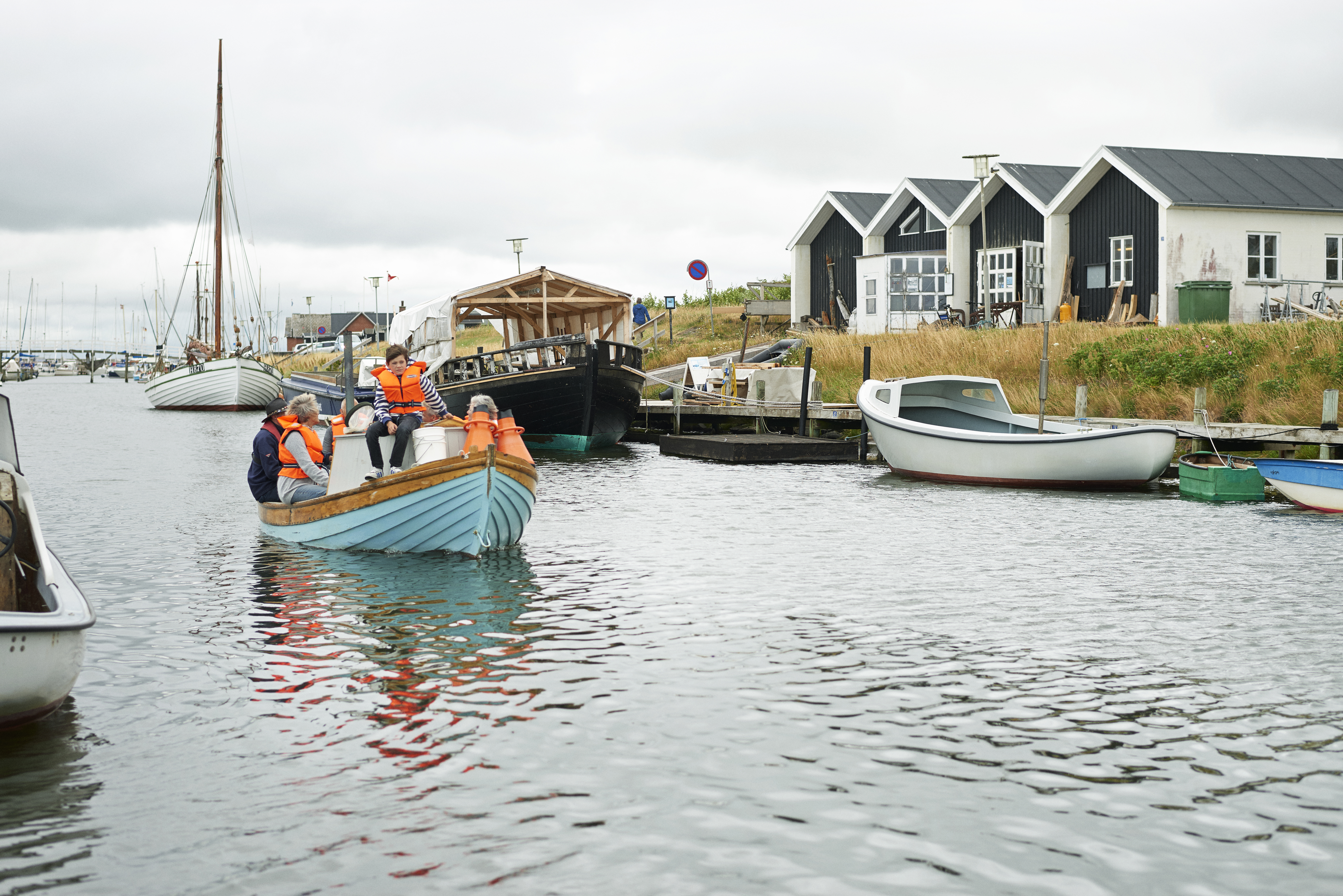Een gezin op een bootje in de haven van Løgstør, in Himmerland © Niclas Jessen