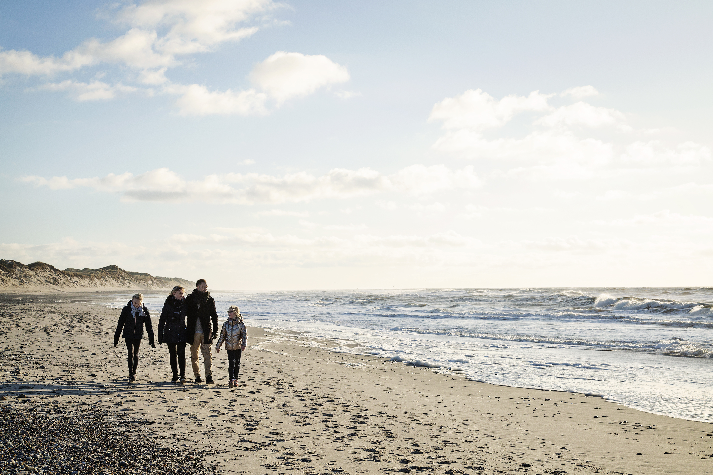 Een familie op het Noordzeestrand &#xA9; Mikkel Heriba