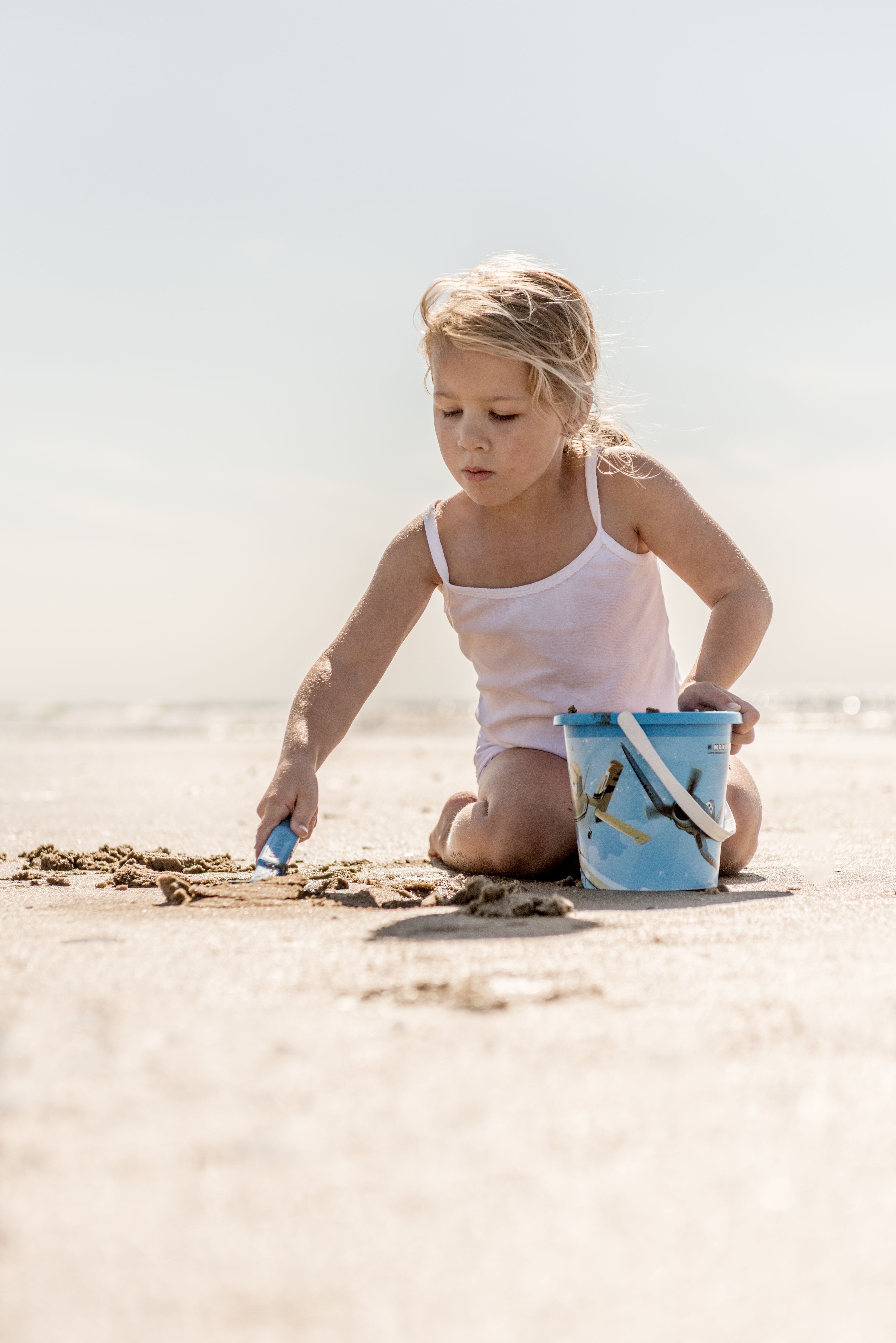 Meisje op het strand bij Sønderby ©Mette Johnsen
