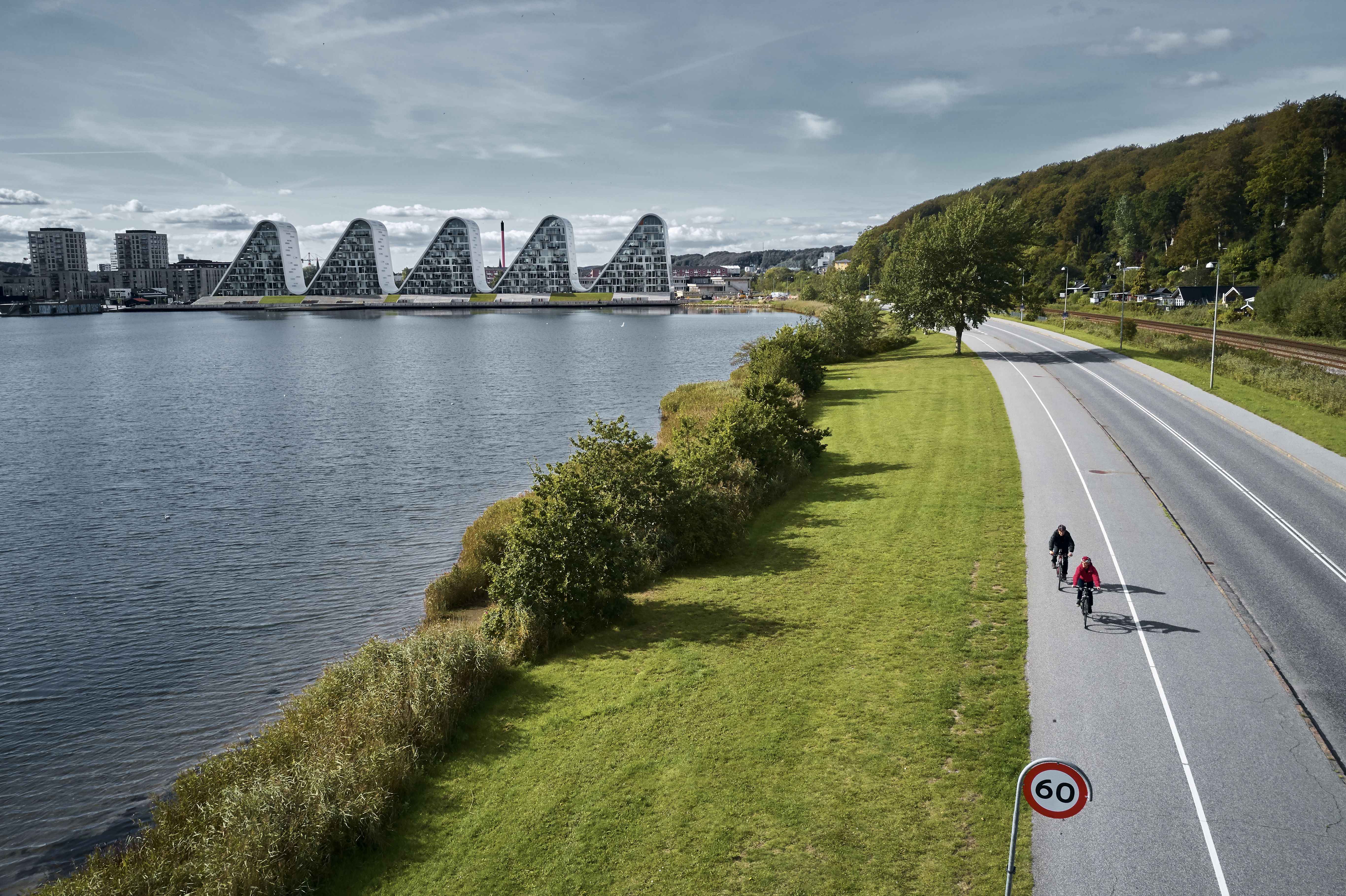 Zicht op Vejle met de beroemde "Wave" gebouwen