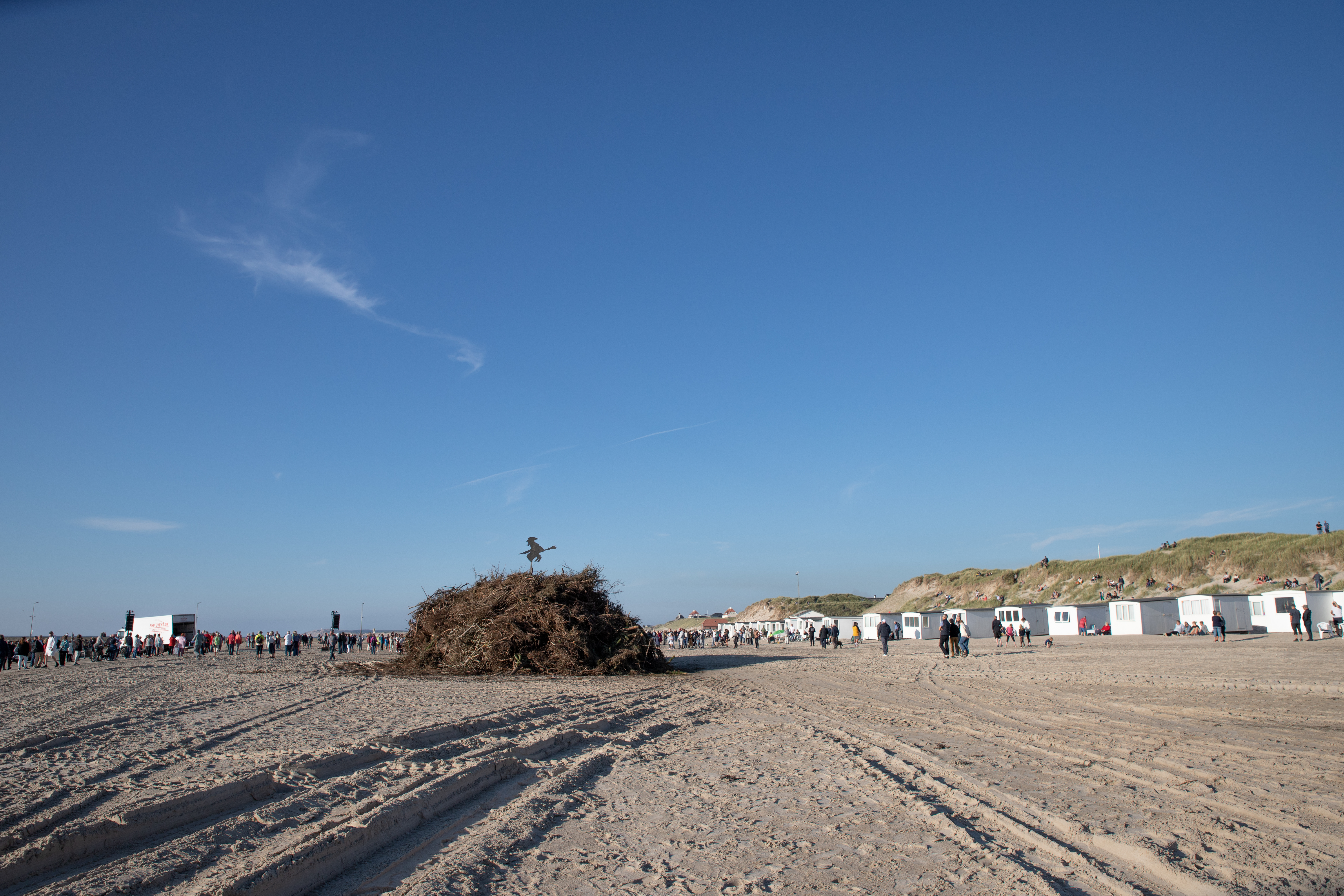 Een Sankt Hans vuurstapel op het strand van Løkken
