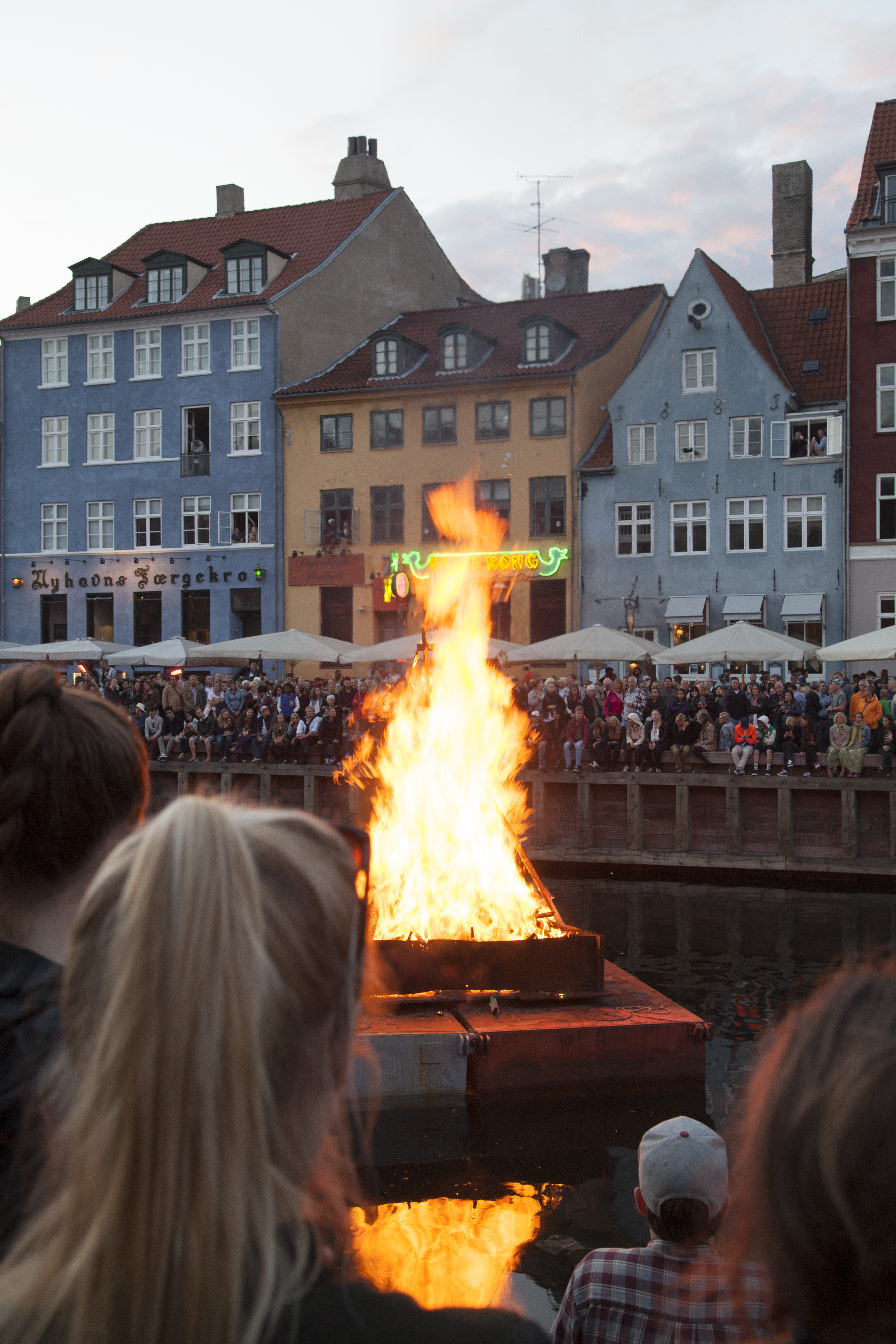 Sankt Hans vreugdevuur in Nyhavn, Kopenhagen