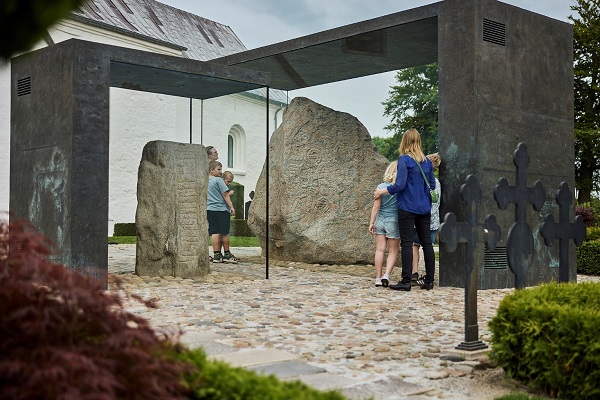 De rune steen uit de Vikingentijd bij Jelling
