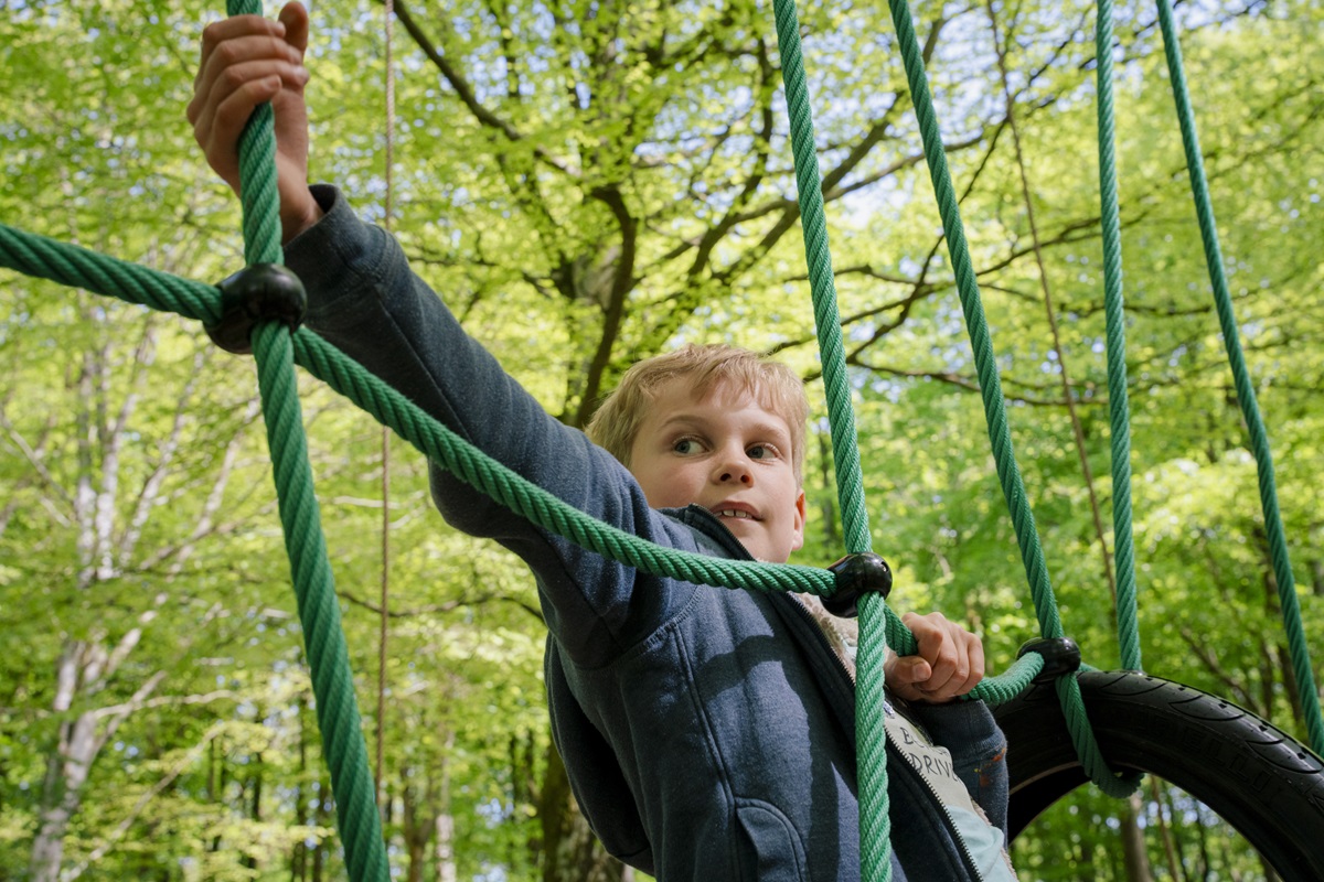 Klimmend jongetje in WOW Park Sjkern en Billund 20240508 – WOW Park095. © WOW Park