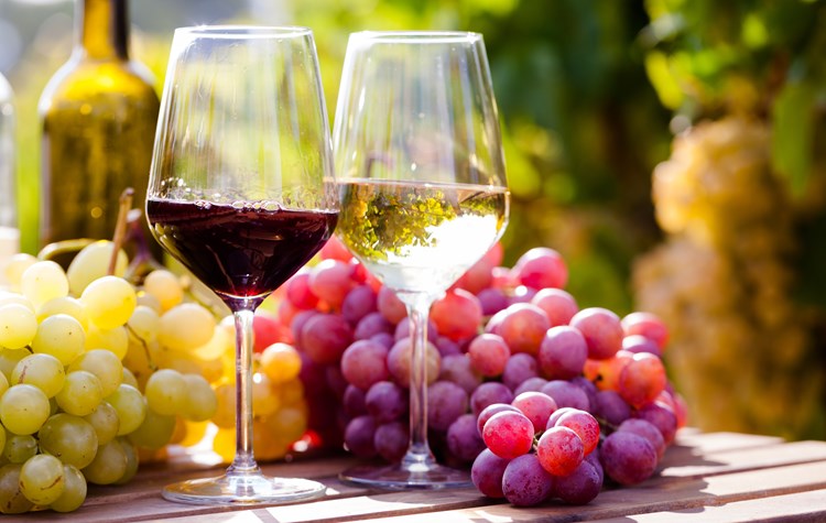 Druiventrossen en wijnflessen