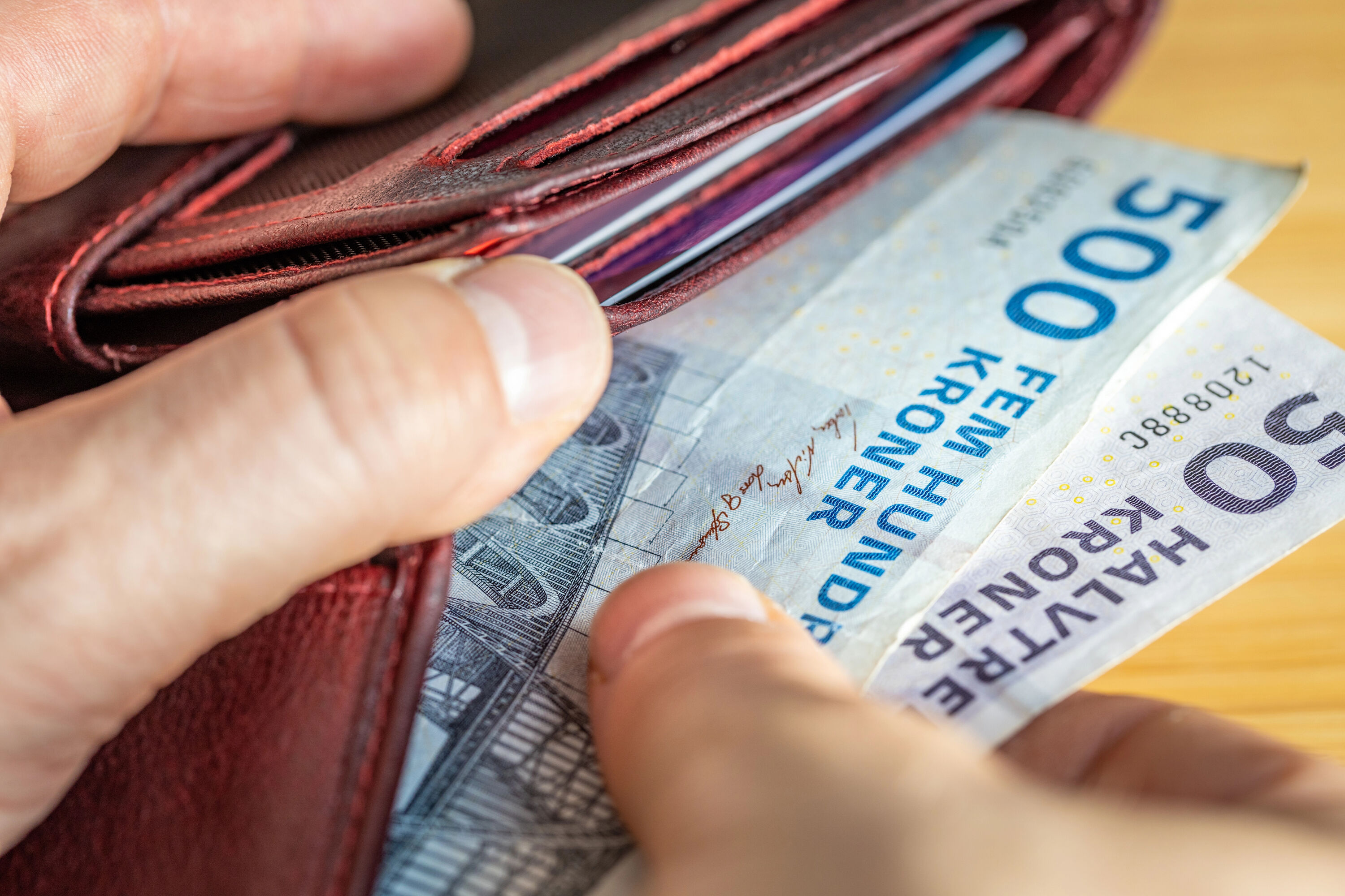 Een portemonnee met Deense bankbiljetten