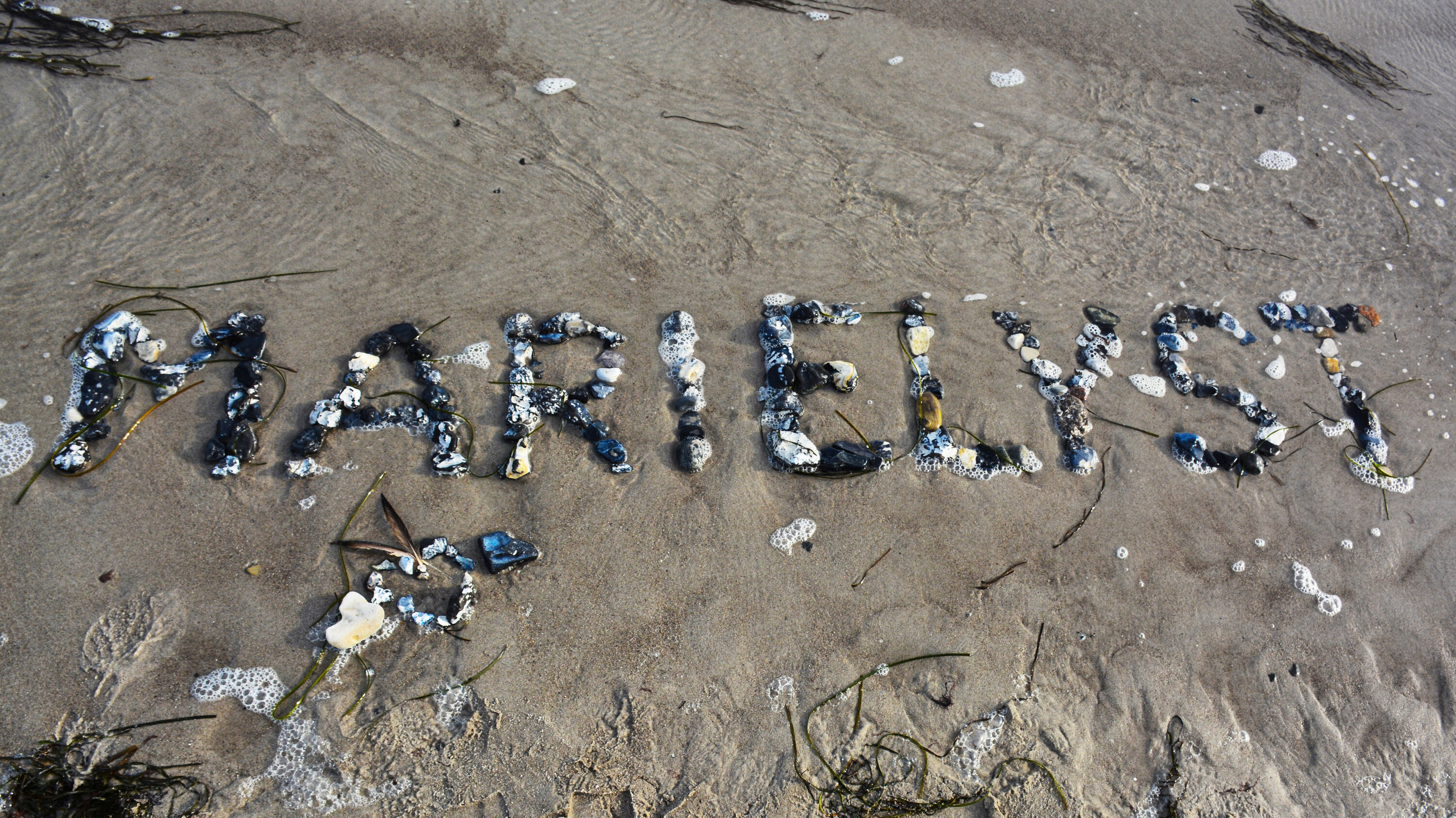 Marielyst in stenen op het strand