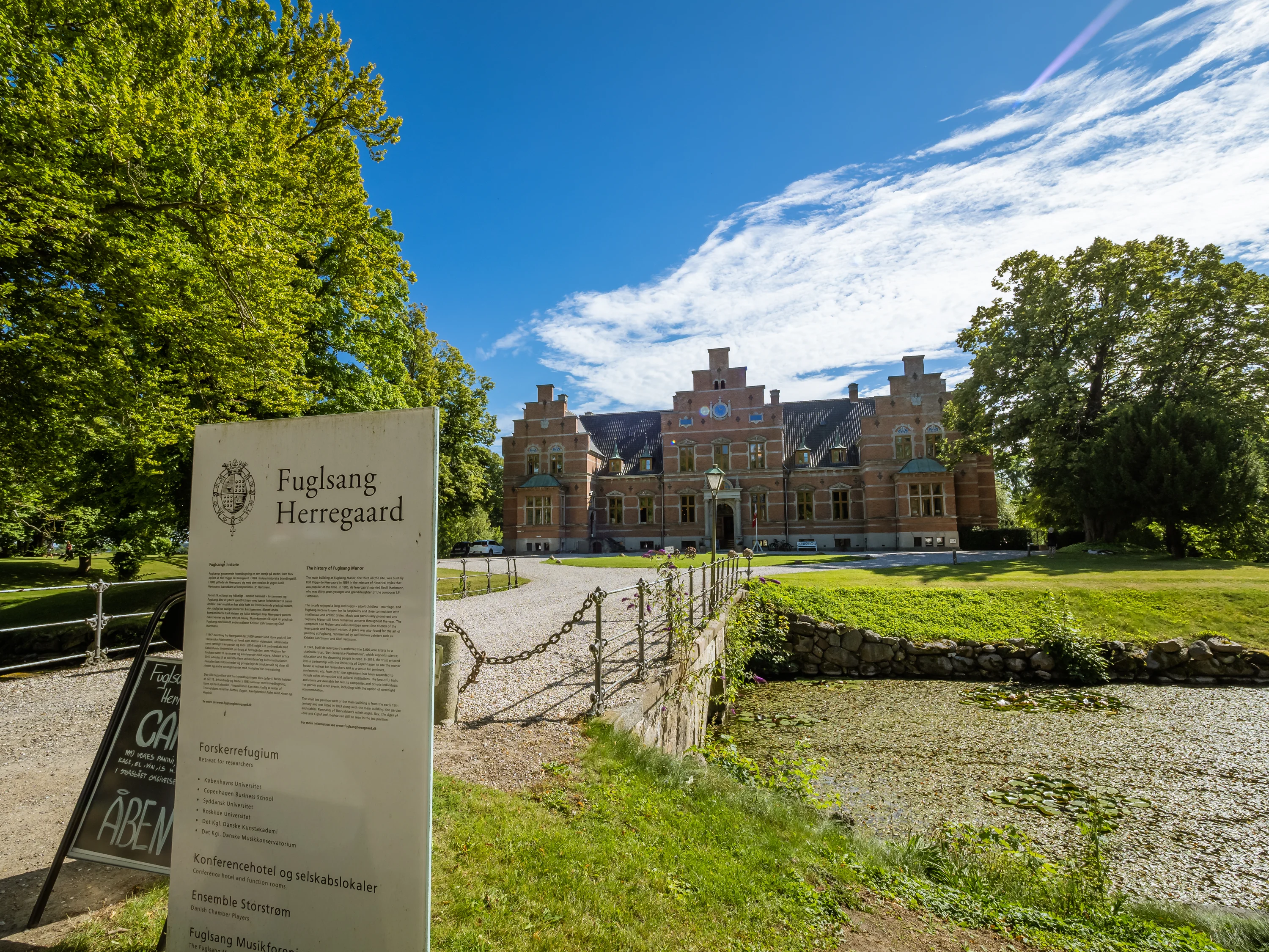 De ingang van Fuglsang Manor