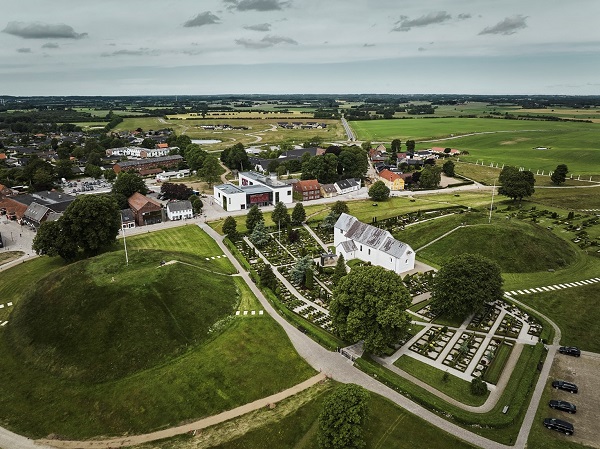 Een overzicht van Jelling met monumenten en opgravingen