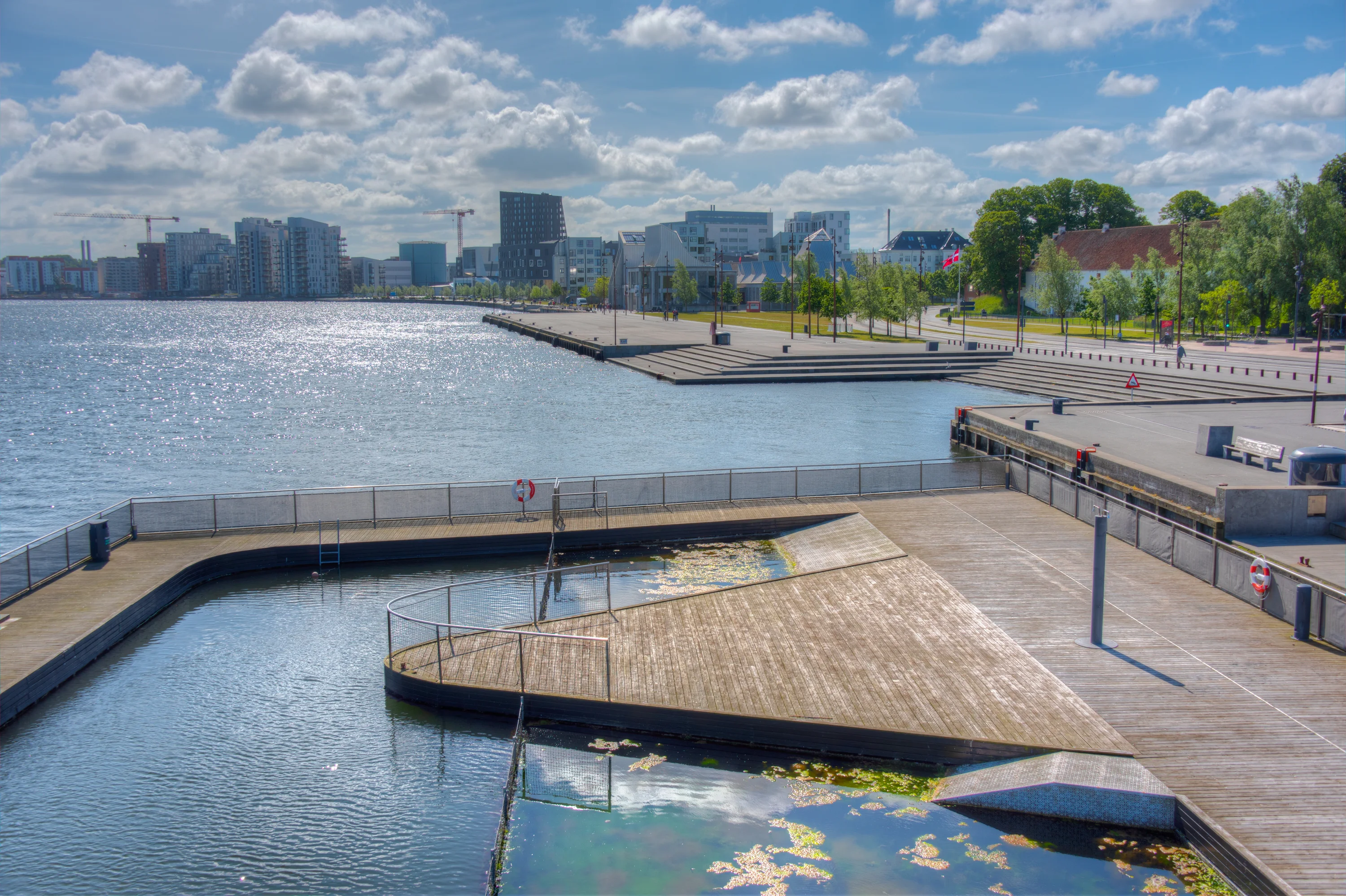 Een rivierzwembad in de haven van Aalborg