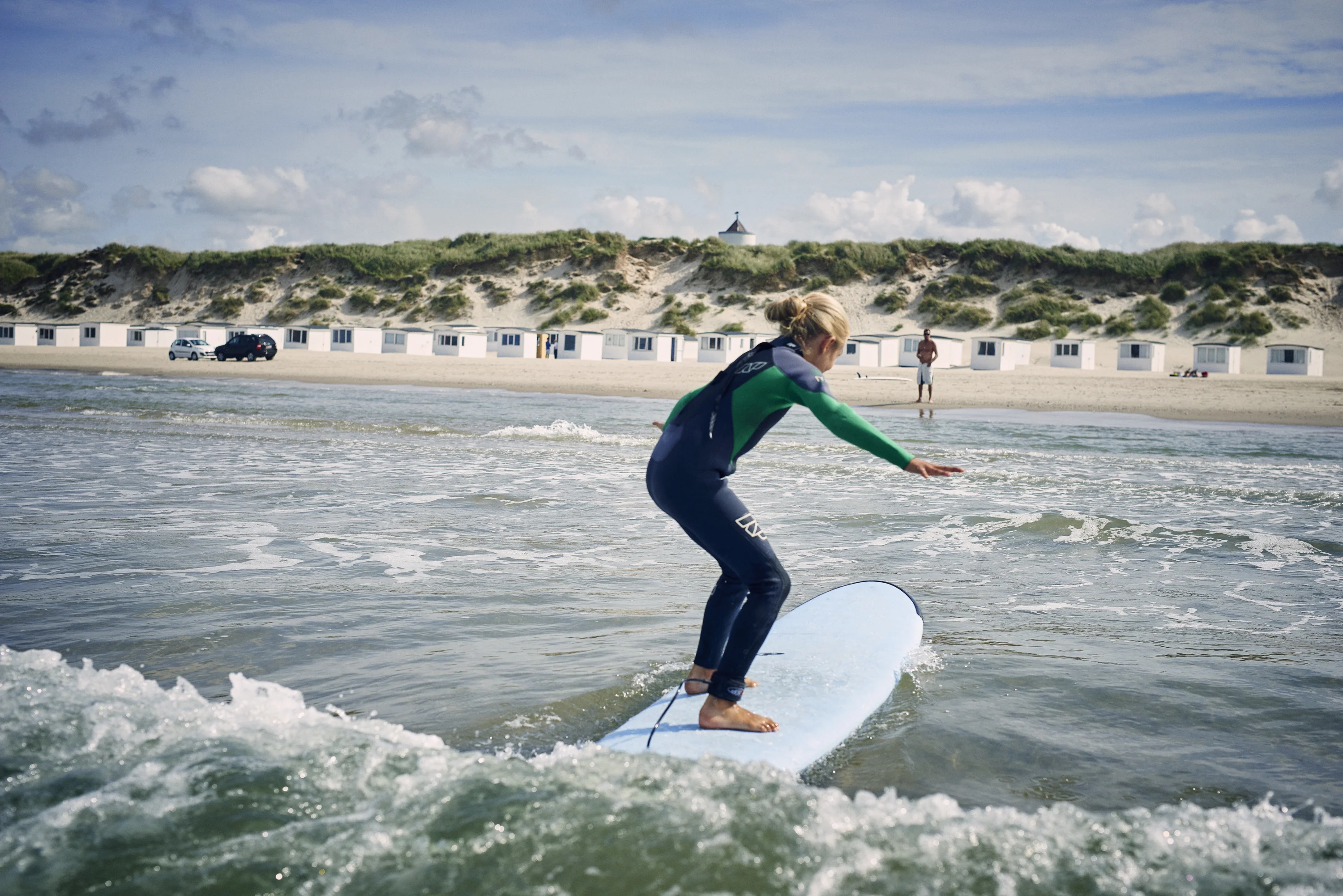 Meisje aan het surfen in Løkken