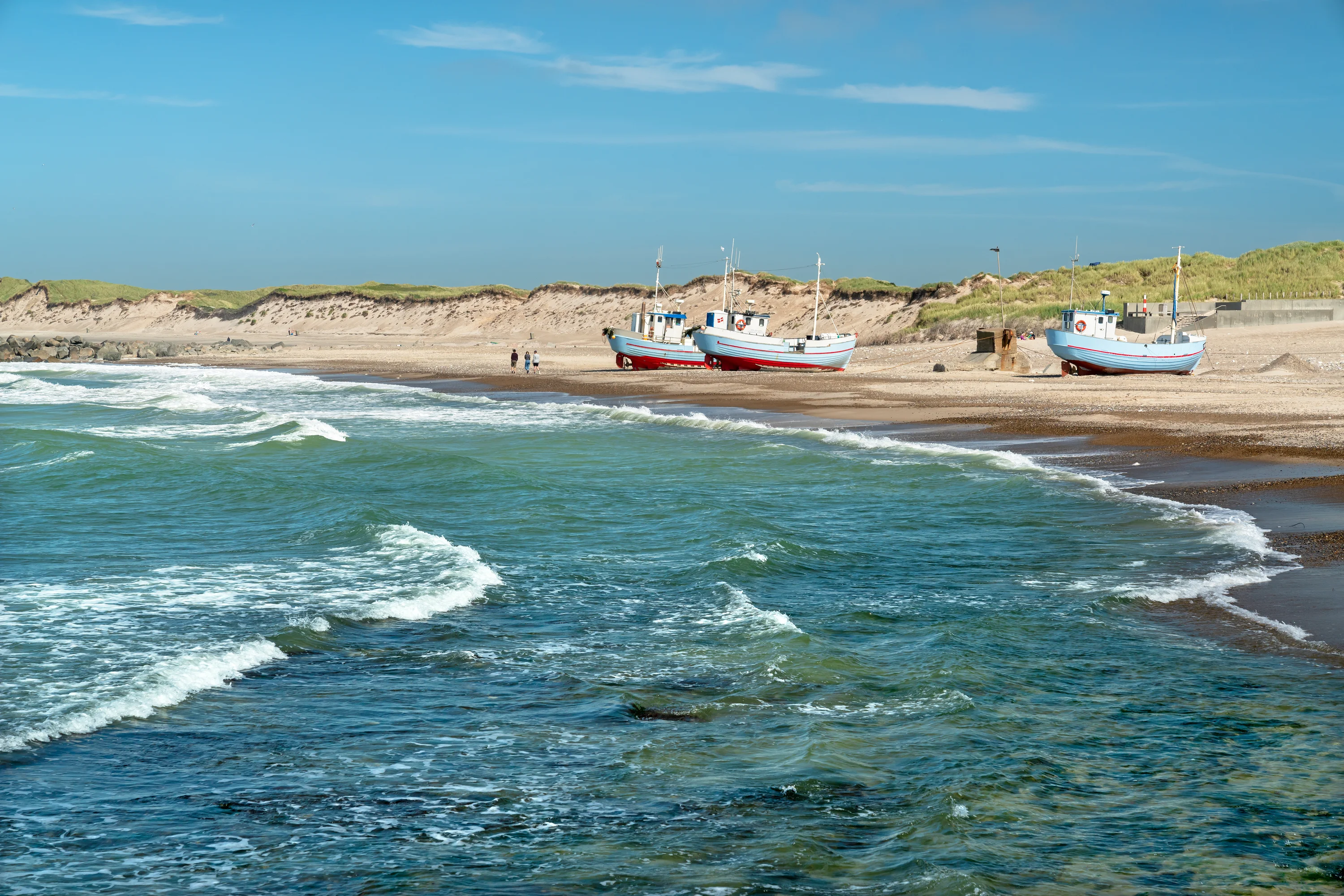 Vissersboten op het strand bij Vorupør