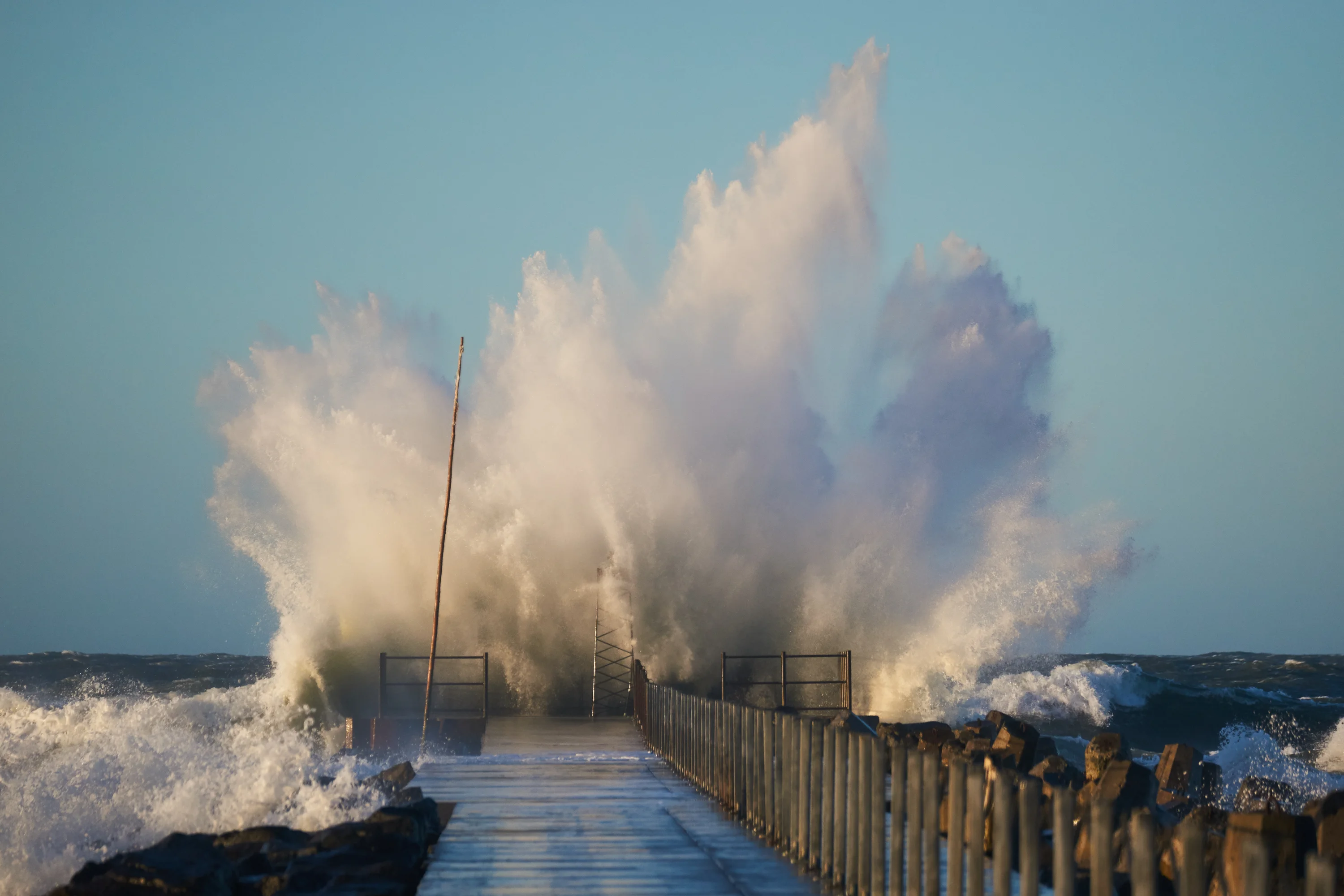 Grote golven op de pier bij Vorupør