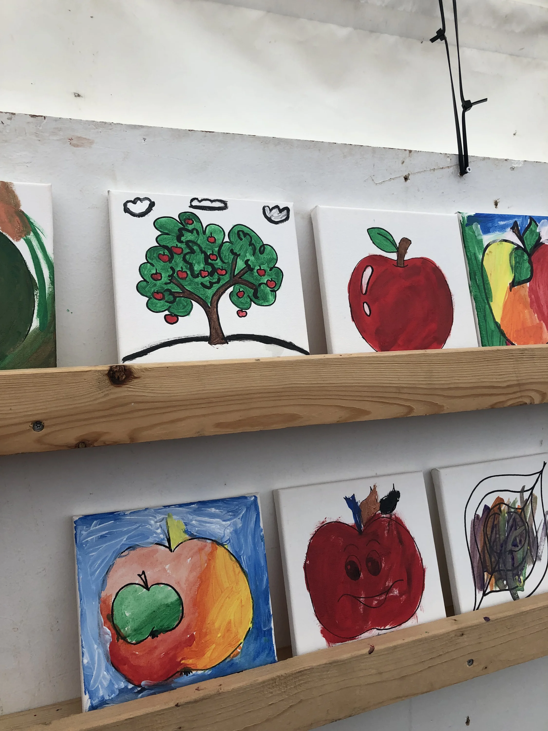 Duurzame kinderactiviteiten zoals appels schilderen