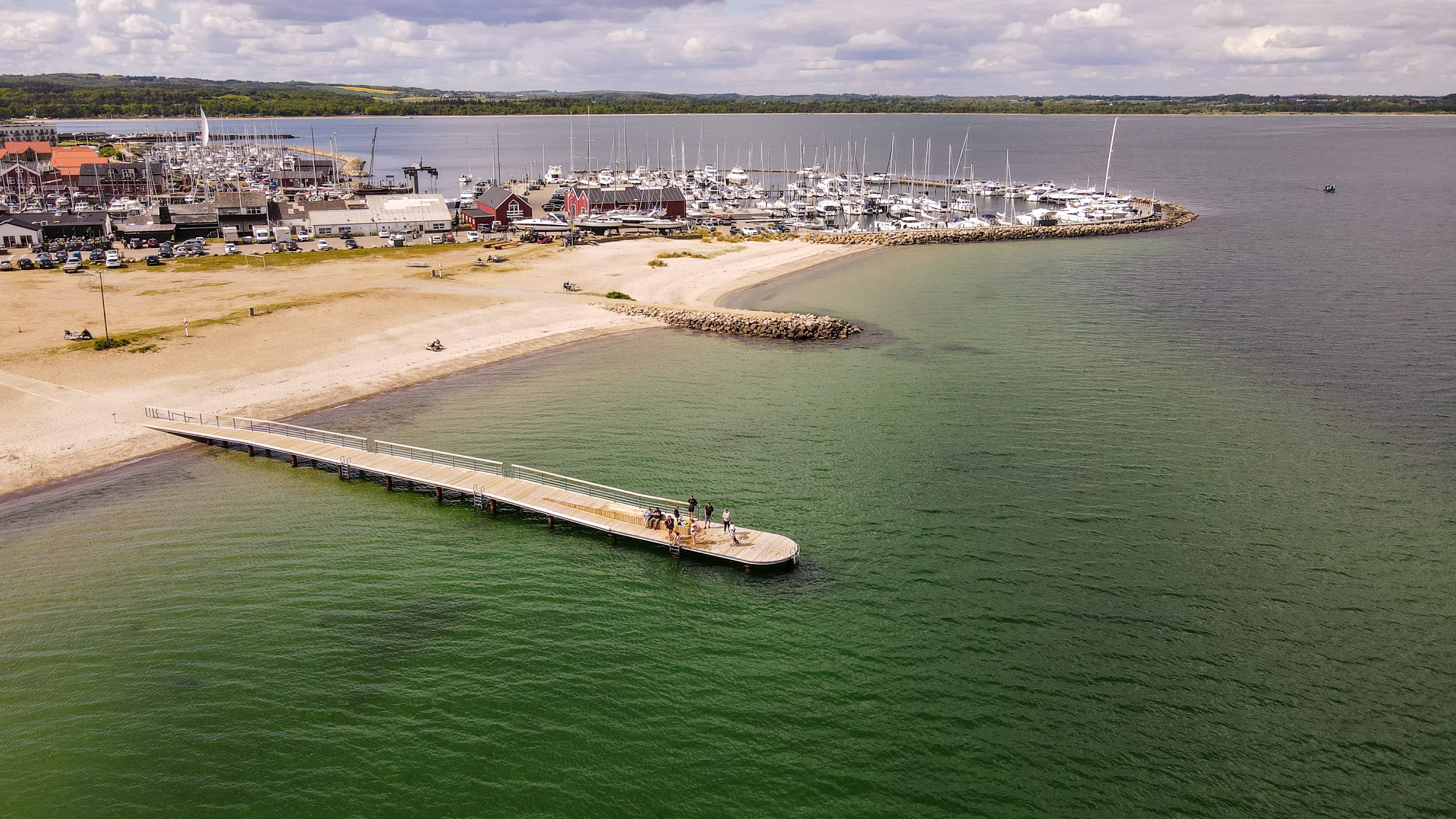 Zwemsteiger bij het strand van Juelsminde