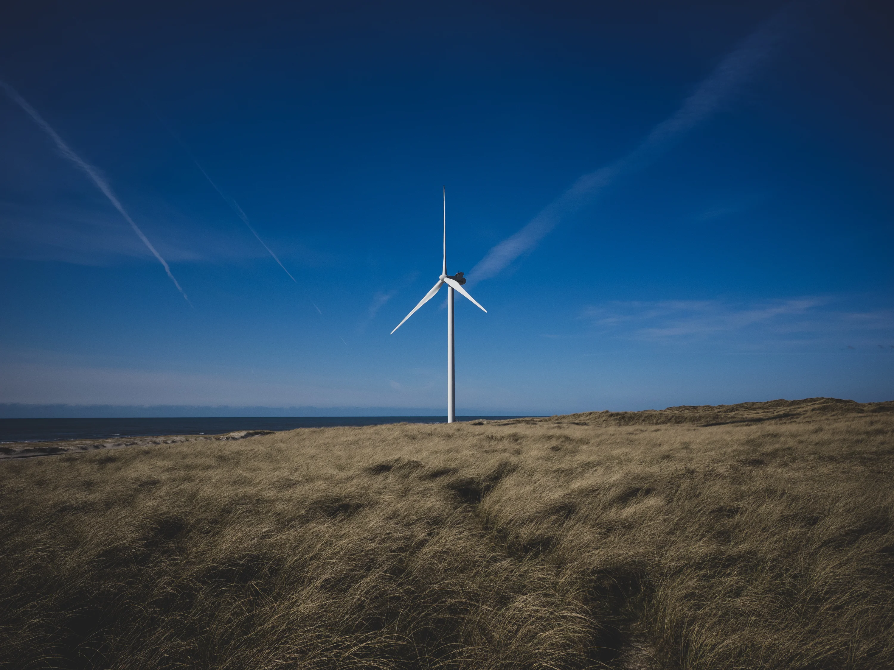 Een windmolen in het landschap bij Bjerregård