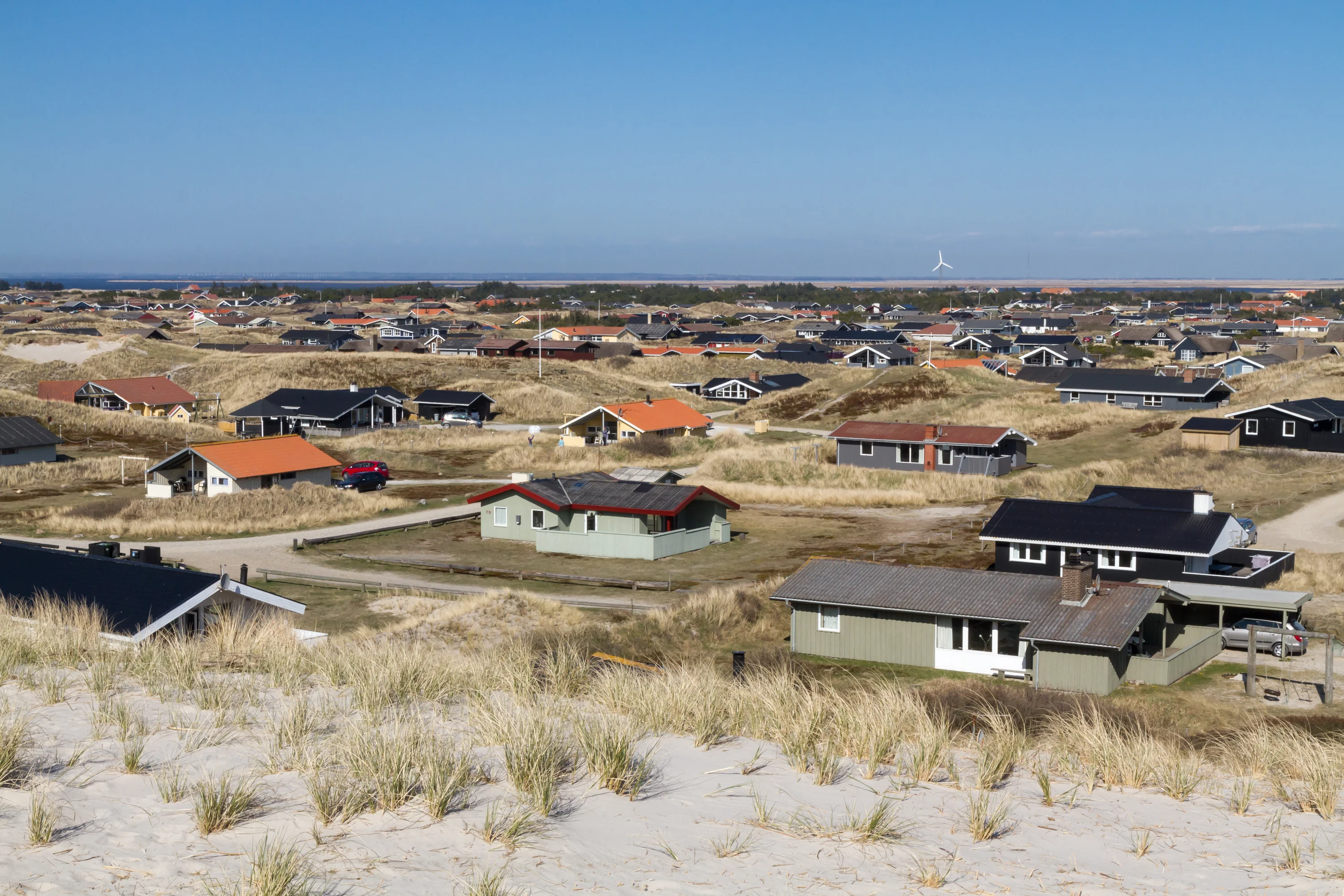 Vakantiehuisjes in de duinen bij Bjerregård