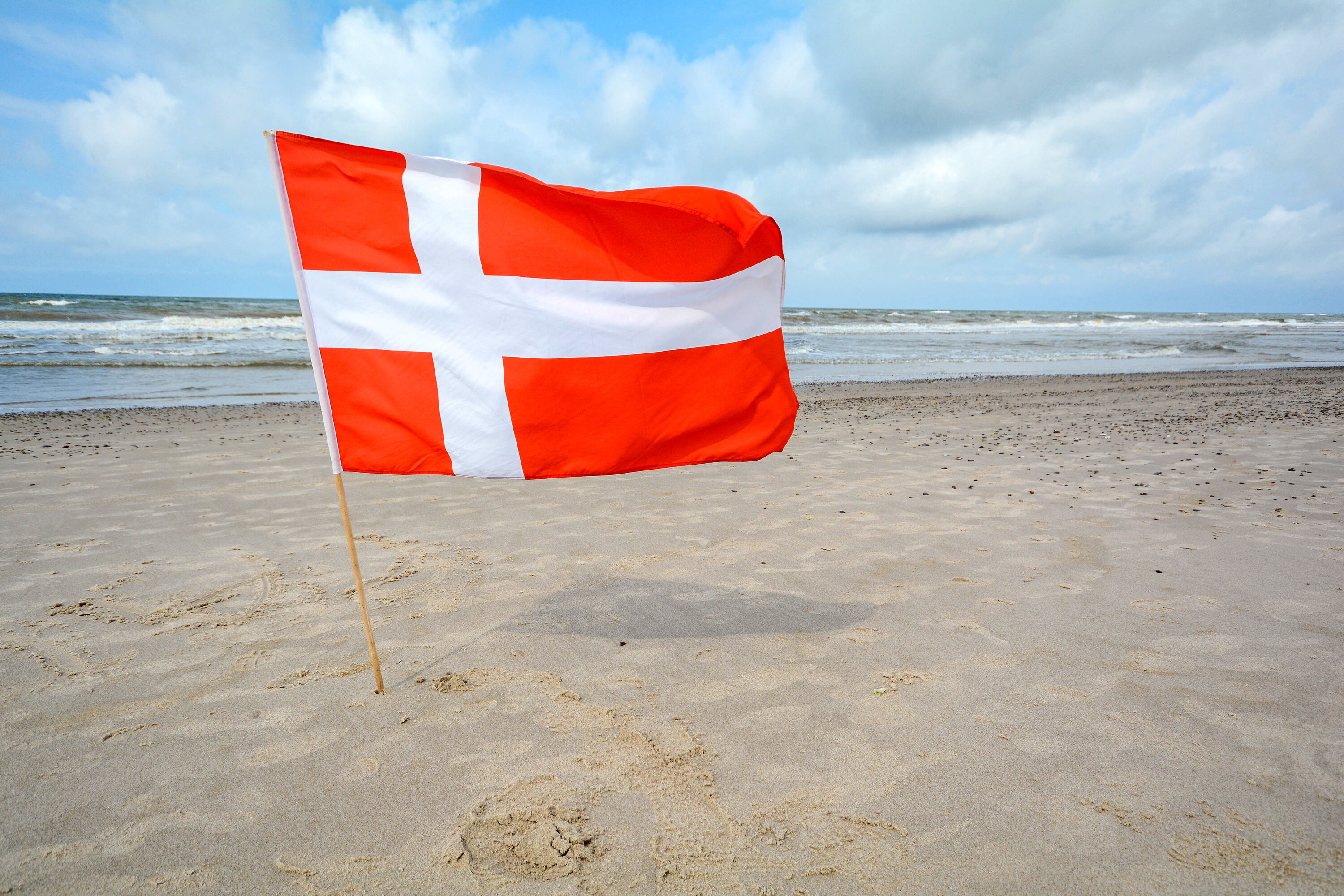 Een Deense vlag op het strand