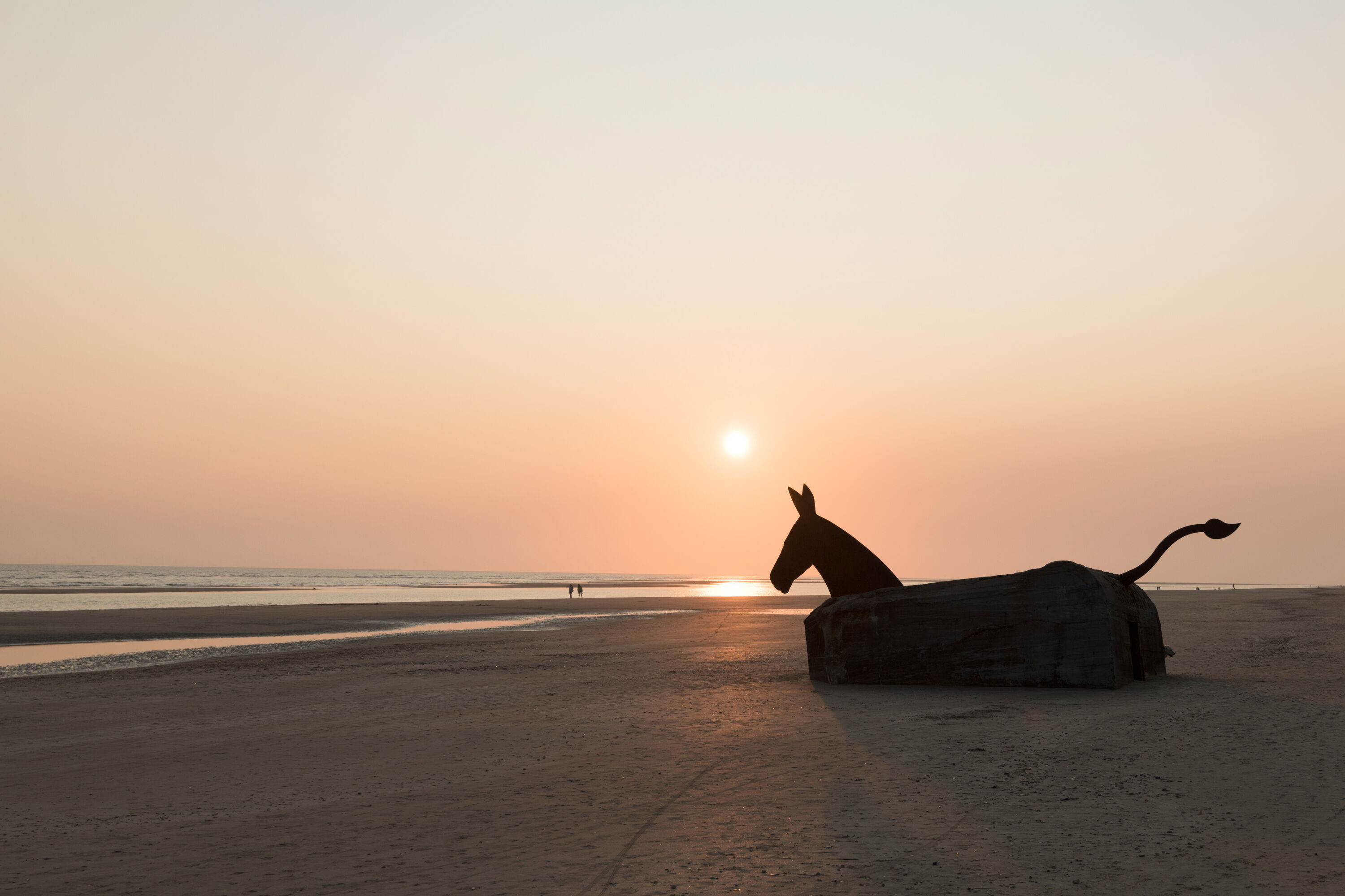 Bunker omgebouwd tot kunstwerk op het strand van Blåvand