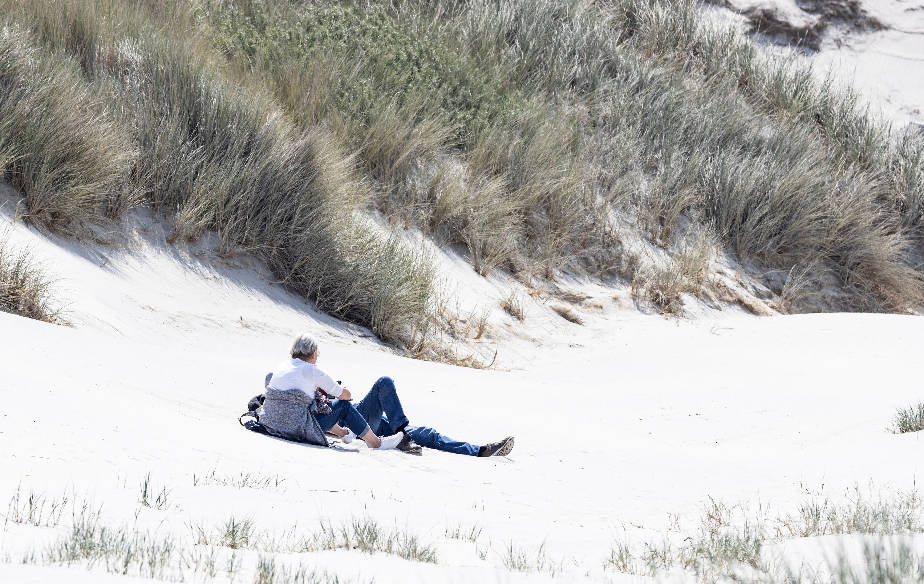 Genieten van het zonnetje aan het strand van Blåvand