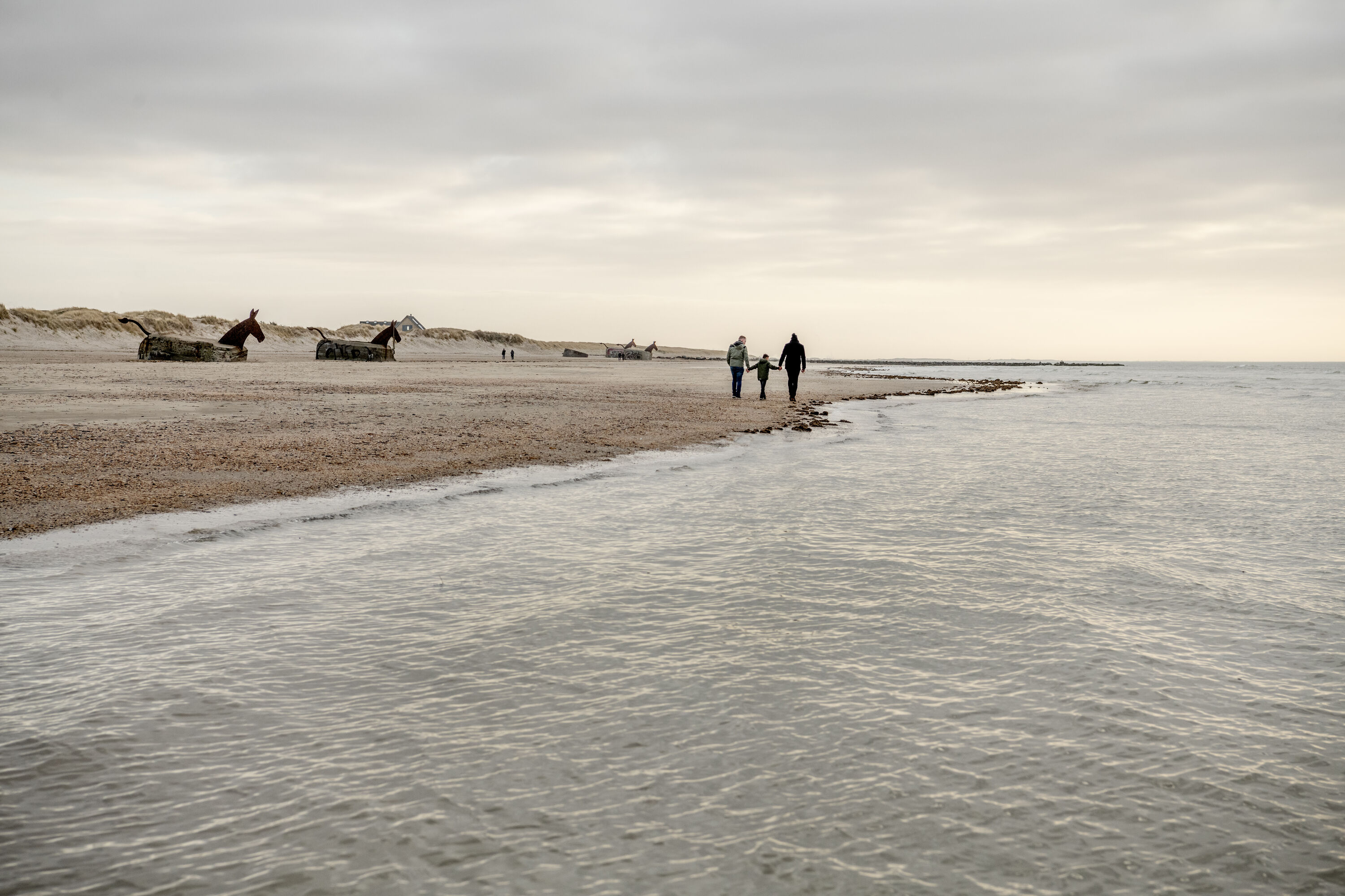 Een familie op het strand in Blåvand