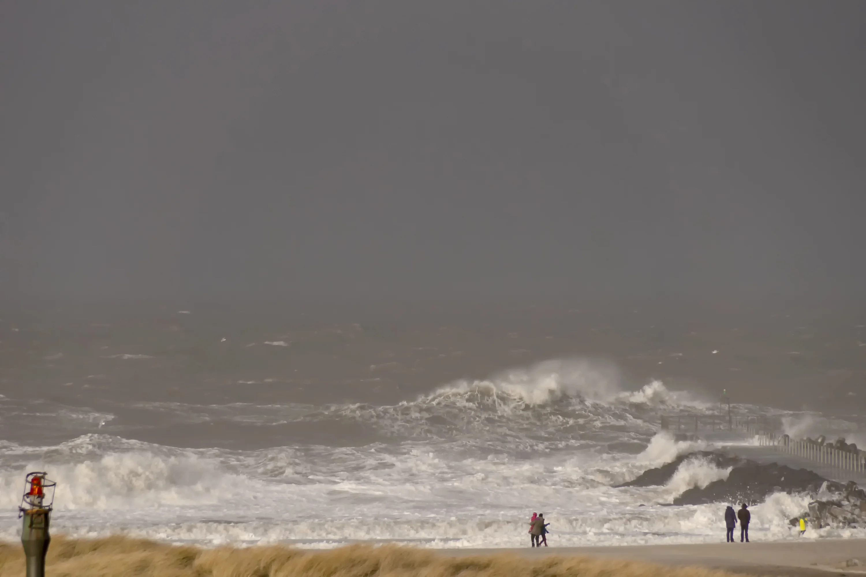 Donkere wolken boven de Noordzee