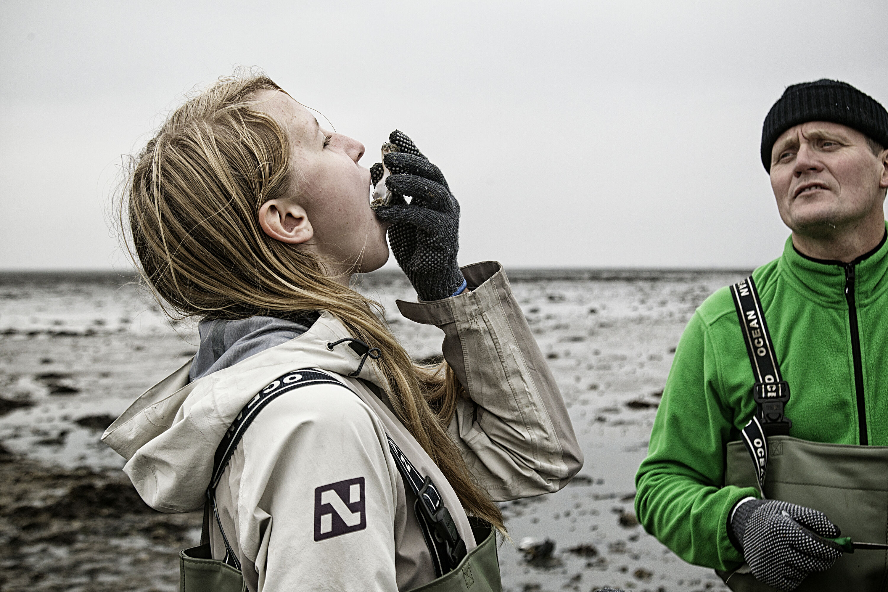 Oesters eten direct uit de Waddenzee