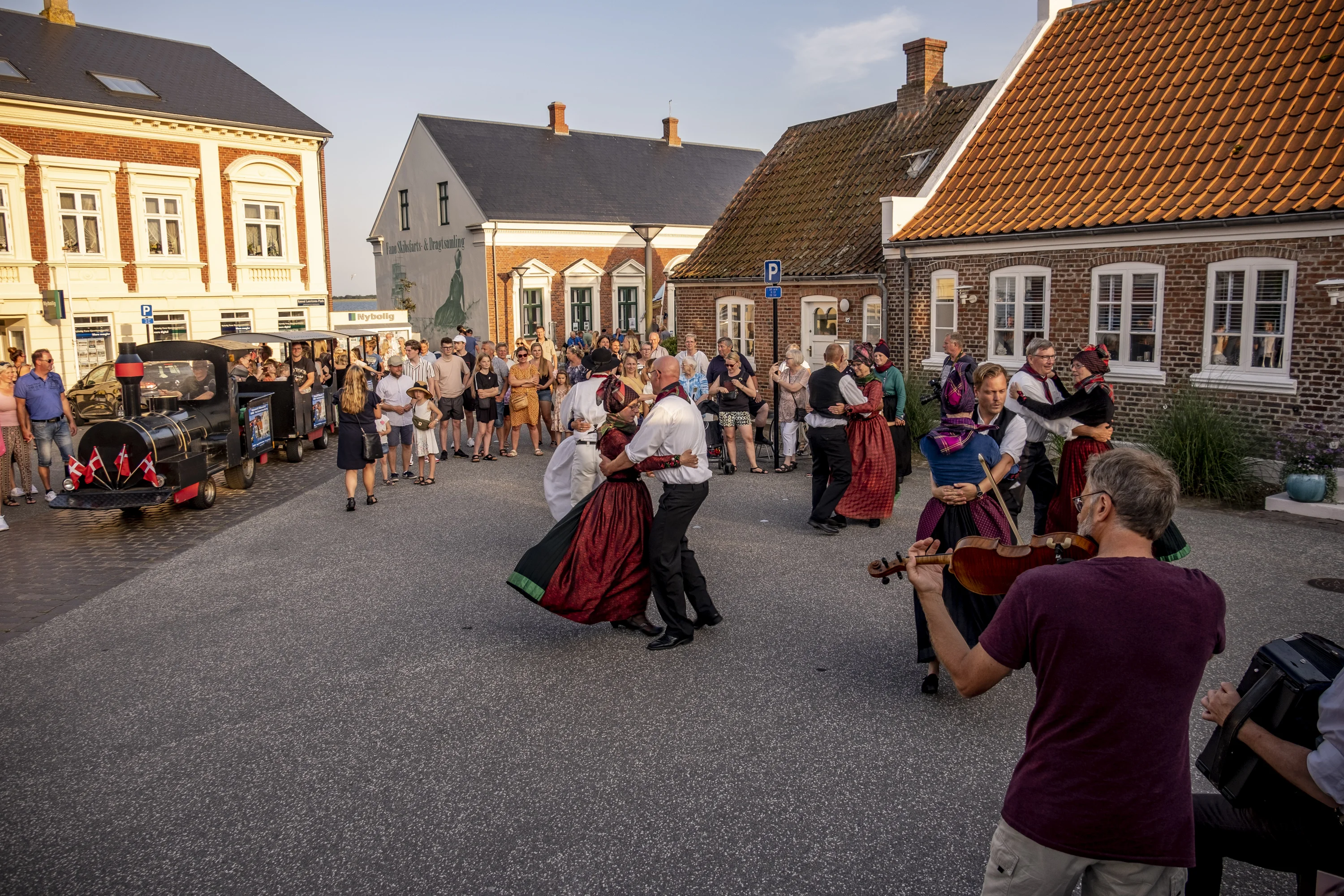 Volksdansen op het plein in Nordby