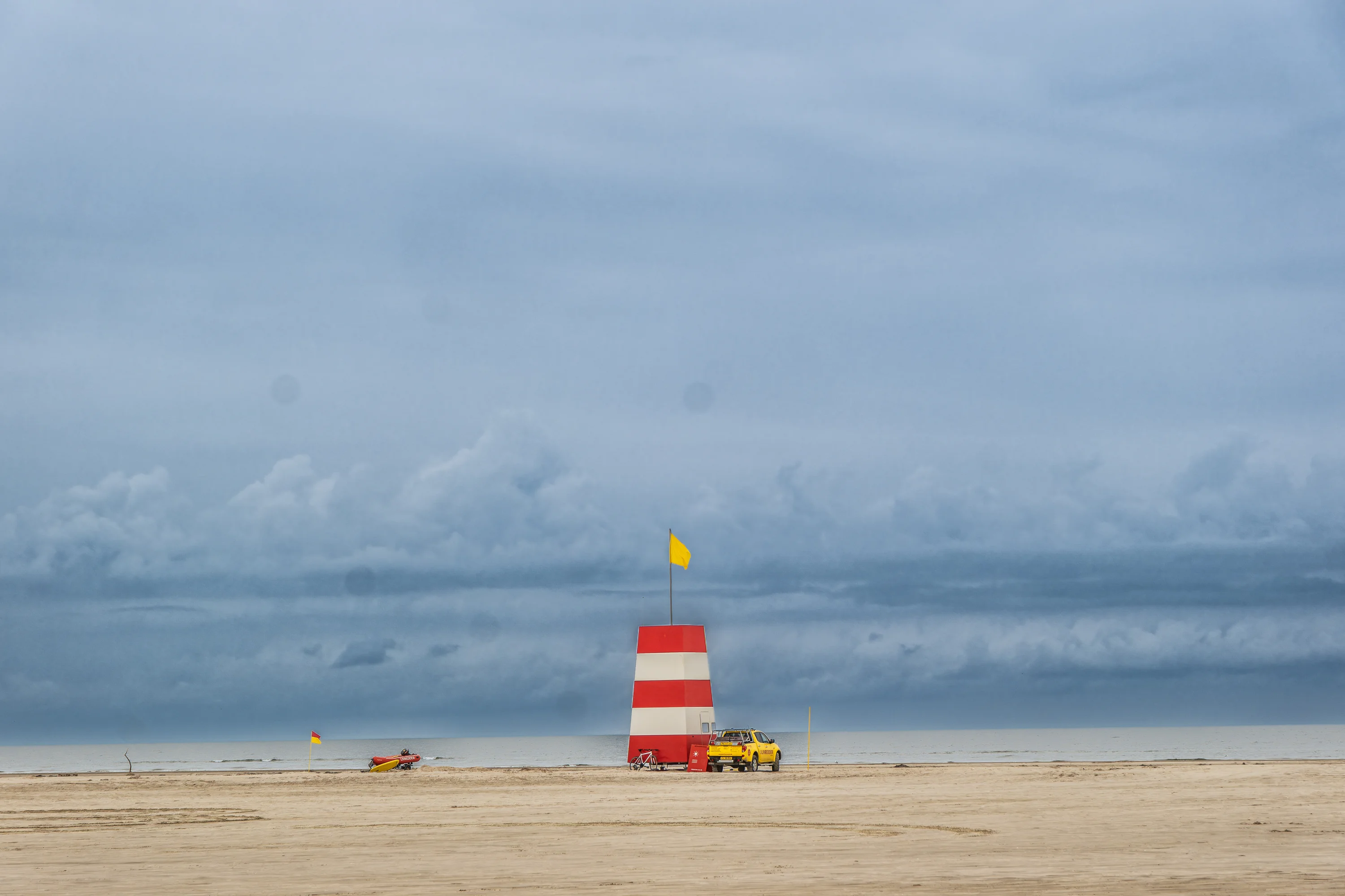 Strandwacht toren op het strand van Rindby