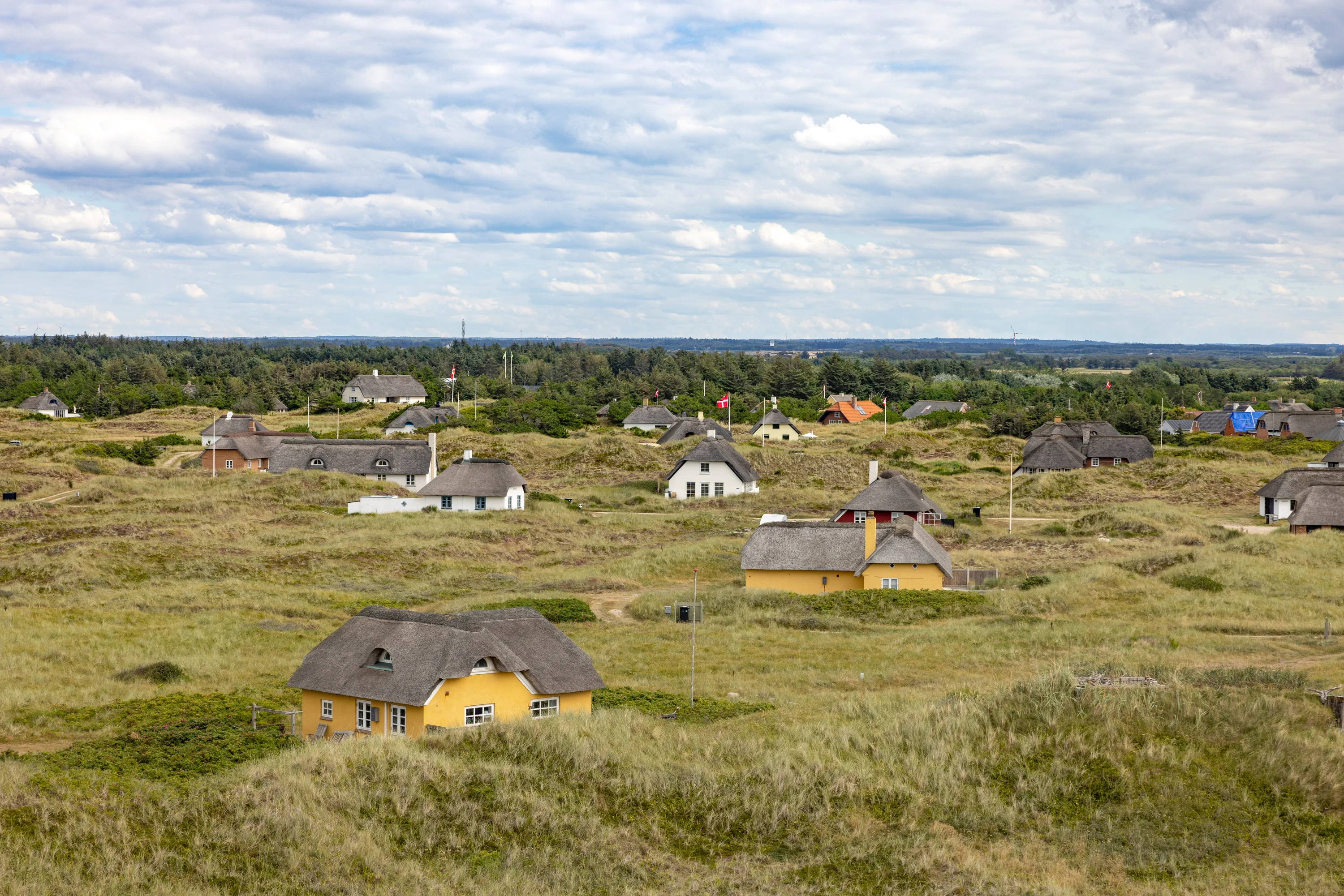 De duinen met vakantiehuisjes bij Husby