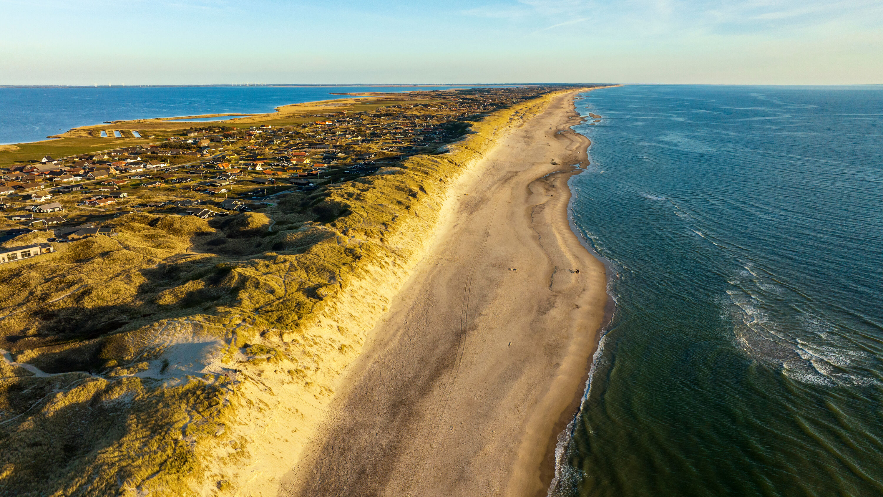 Hvide Sande ligt tussen de Noordzee en het Fjord