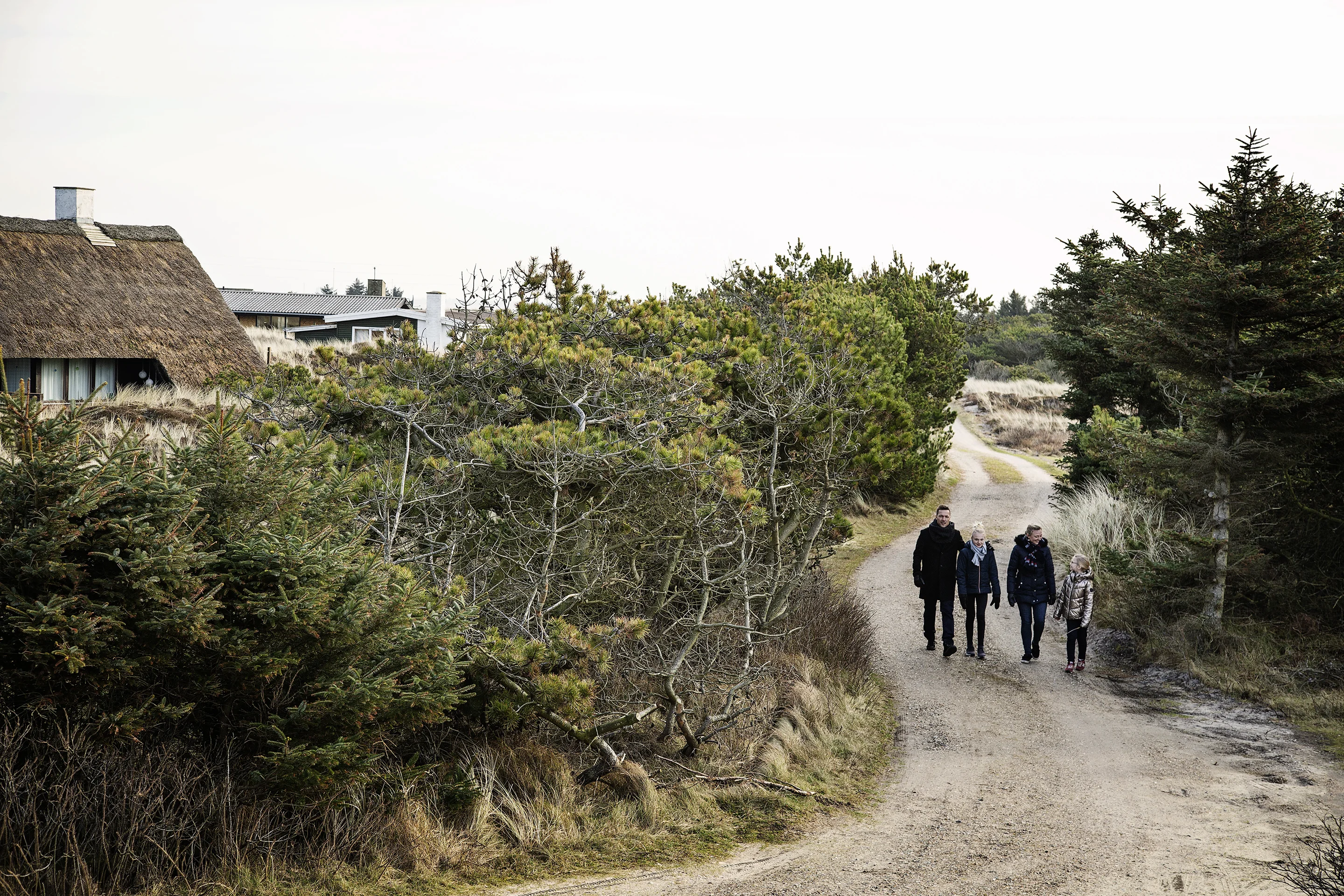 Een familie aan het wandelen in Søndervig