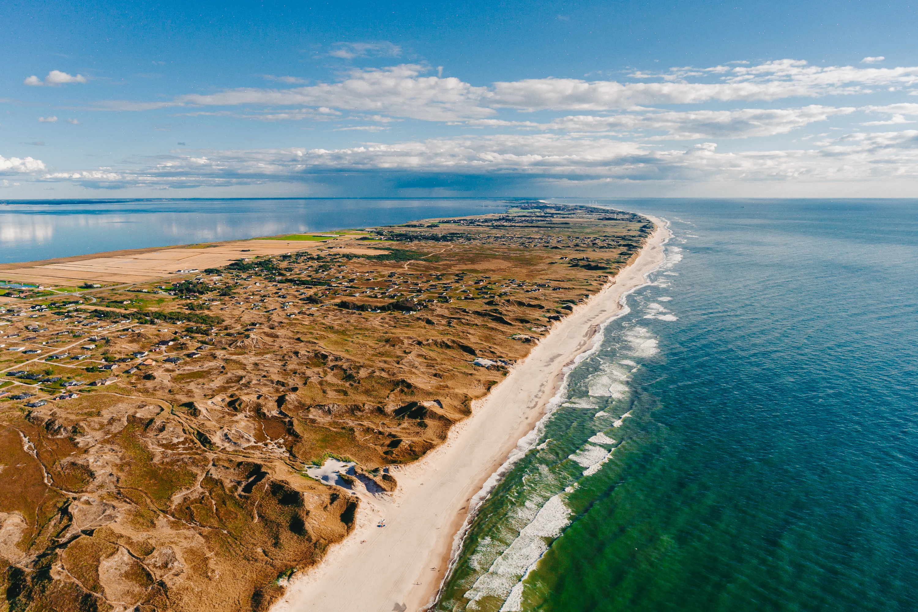 De kust bij Skodbjerge met de Noordzee en de Ringkøbing Fjord