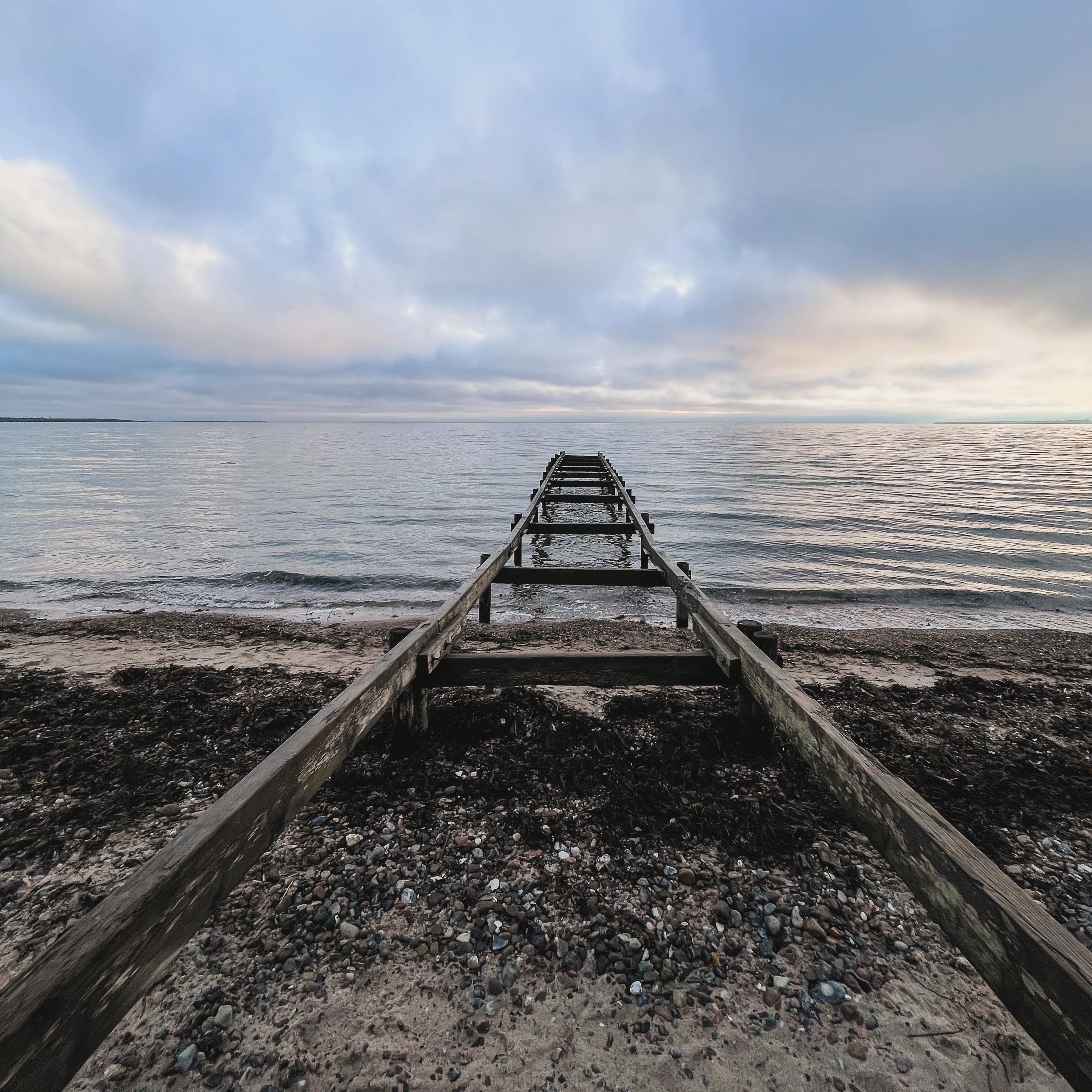 Een oude zwemsteiger bij het strand van Kelstrup